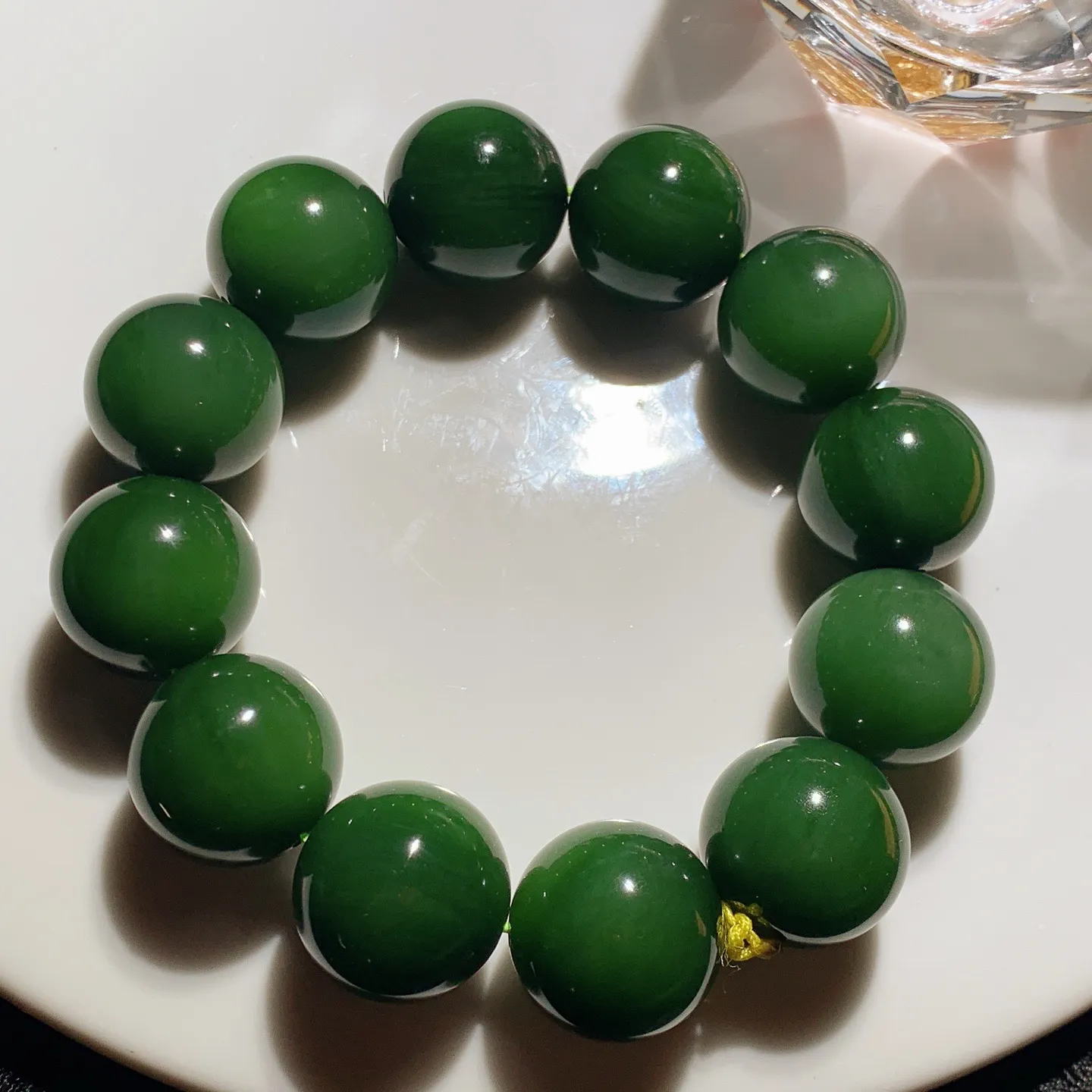 和田玉菠菜绿俄罗斯碧玉圆珠手串。单颗尺寸19重129.5克。玉质细腻油润。手推出油。佩戴高端典雅。lt251112