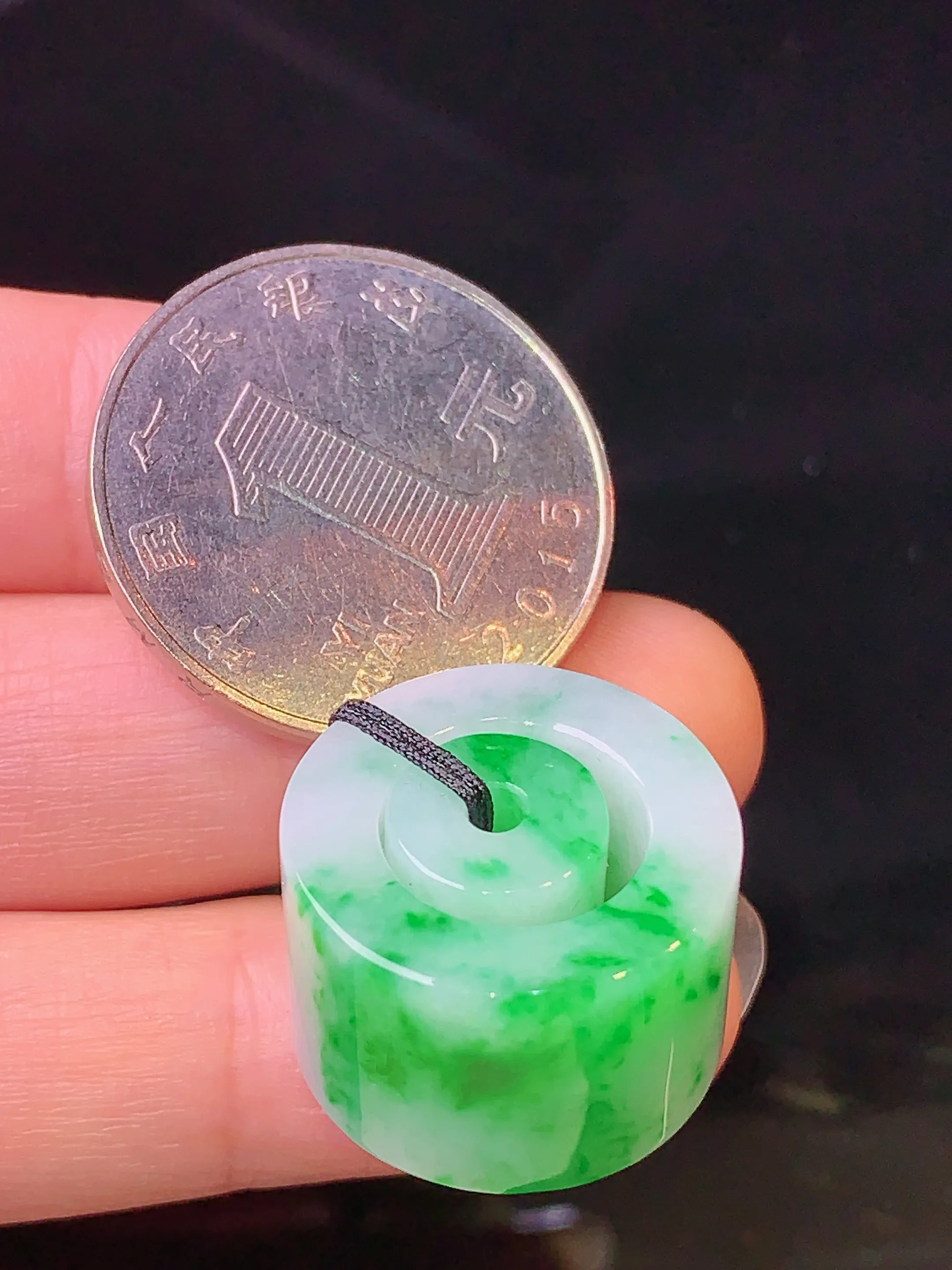 飘绿路路通吊坠 玉质细腻 色泽艳丽 整体尺寸19.3*19.3*12.8