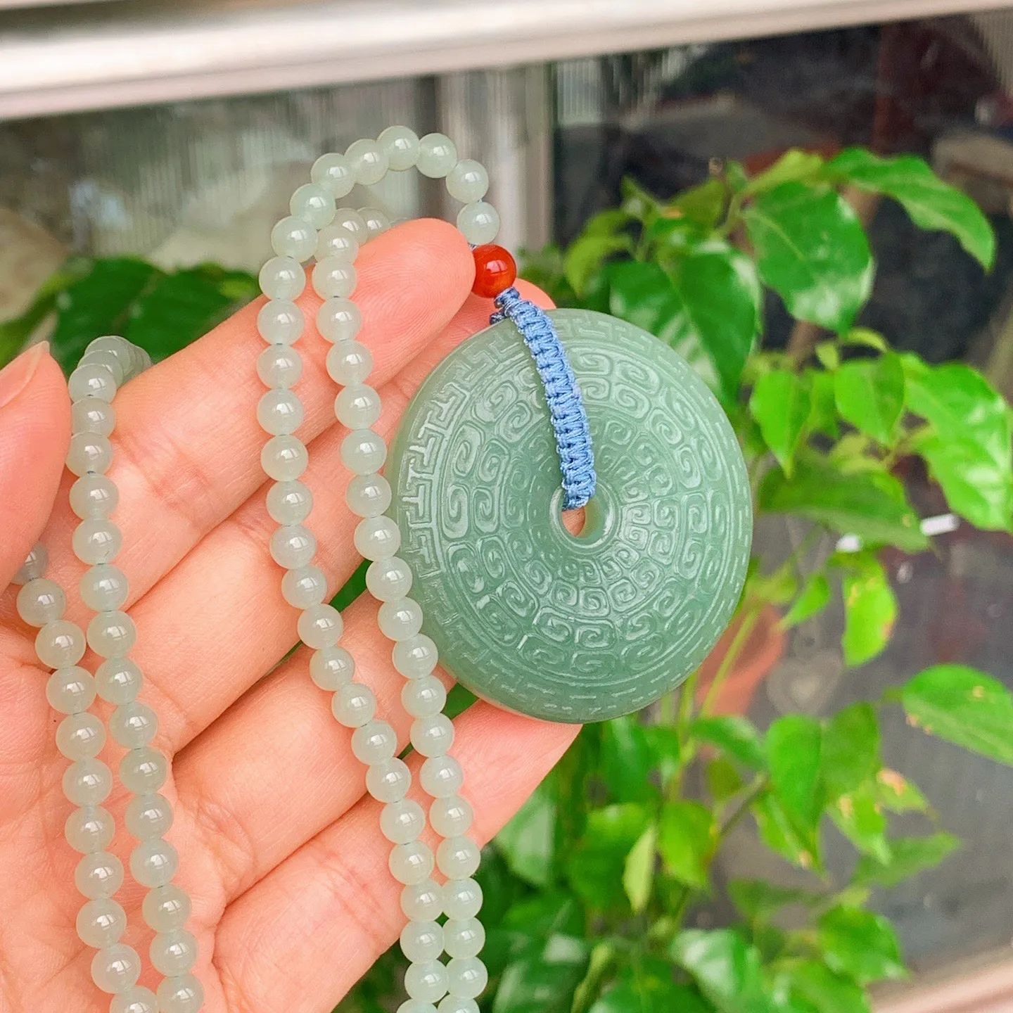 新疆和田玉且末蓝回纹平安扣挂件。尺寸49/9重65.4克。玉质细腻油润。手推出油。佩戴高端典雅。lt