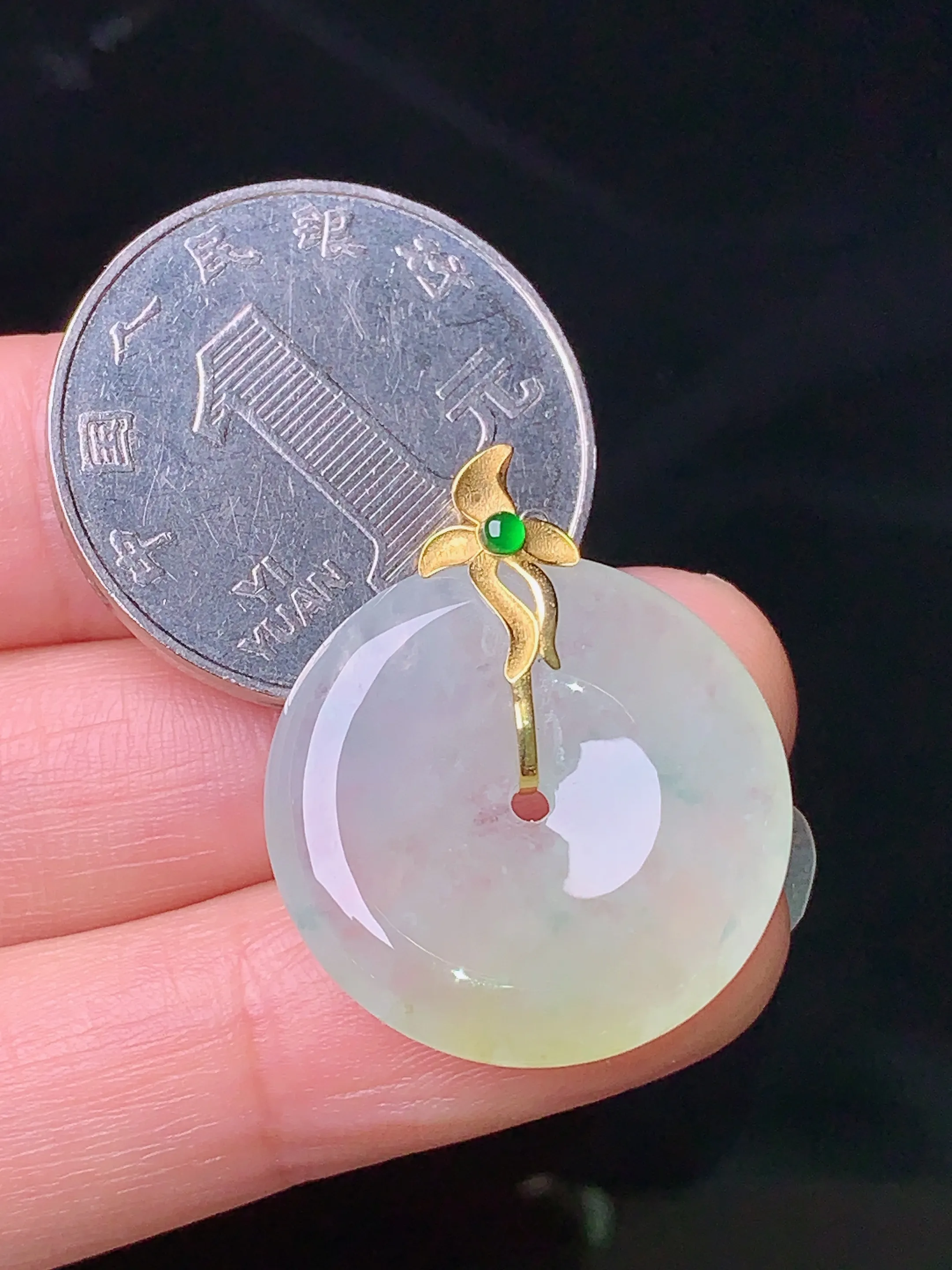 18k金镶嵌淡黄翡平安扣吊坠 玉质细腻 色泽清新艳丽 整体尺寸26.6*22.5*4.3