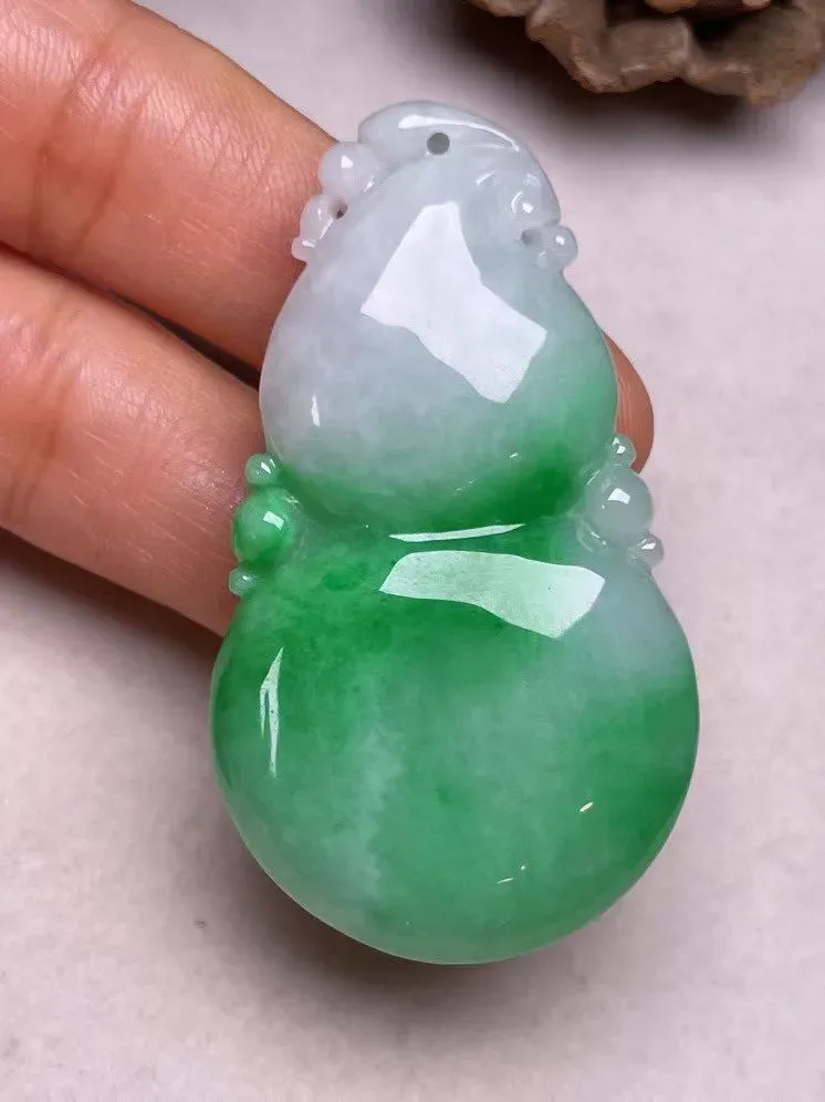 冰糯种飘绿【葫芦】吊坠，种水好，玉质细腻 ，卖相好.