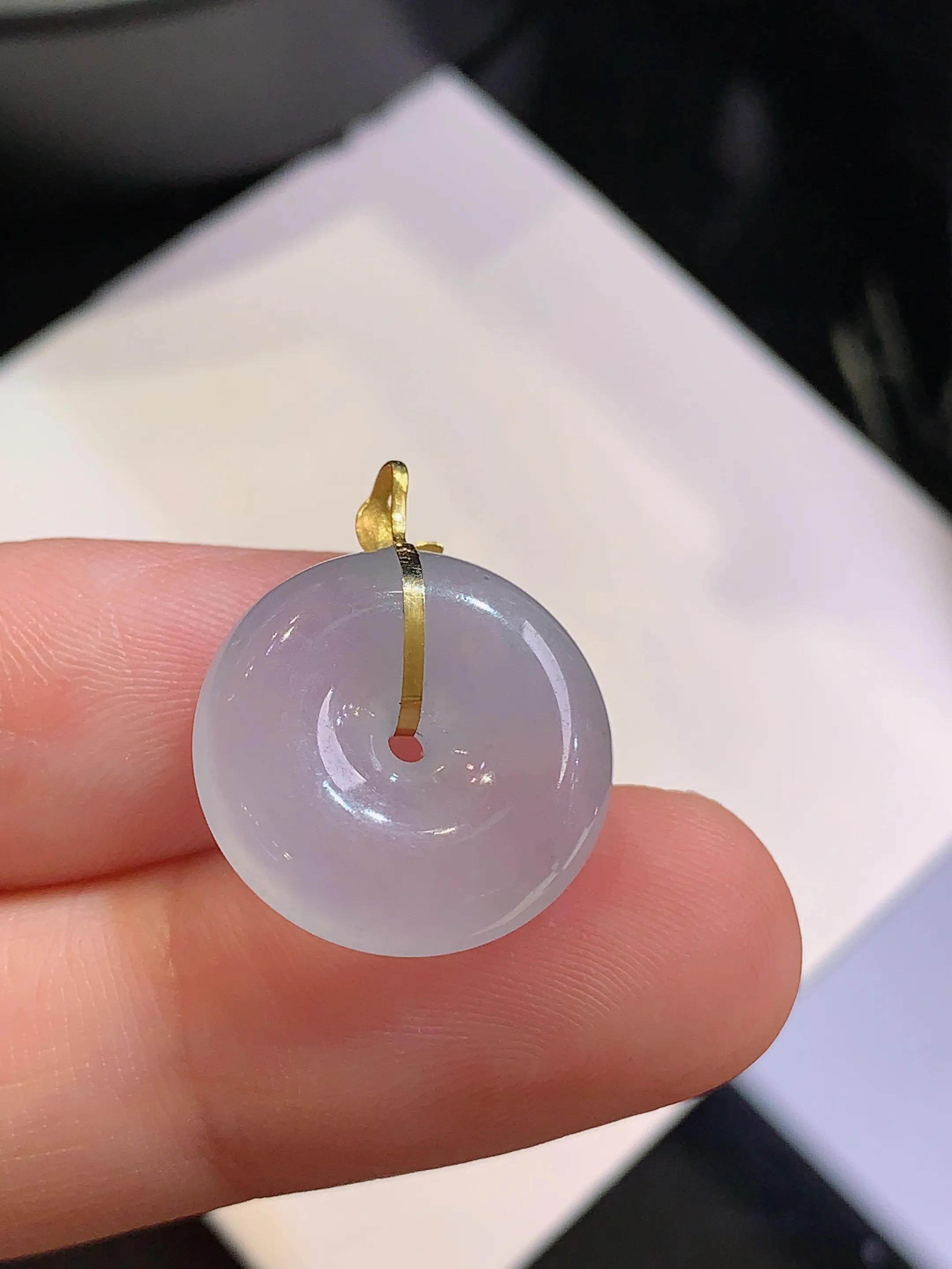 18k金镶嵌冰种平安扣吊坠 玉质细腻 色泽清新艳丽 整体尺寸20.5*16.2*5.6