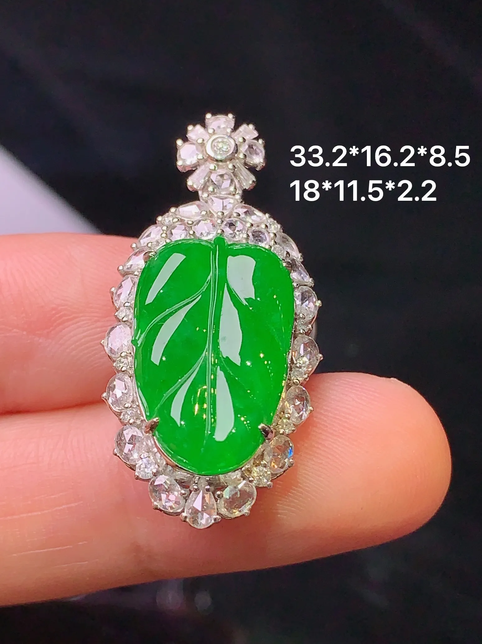 18k金钻镶嵌满绿树叶吊坠 玉质细腻 色泽清新艳丽 整体尺寸33.2*16.2*8.5