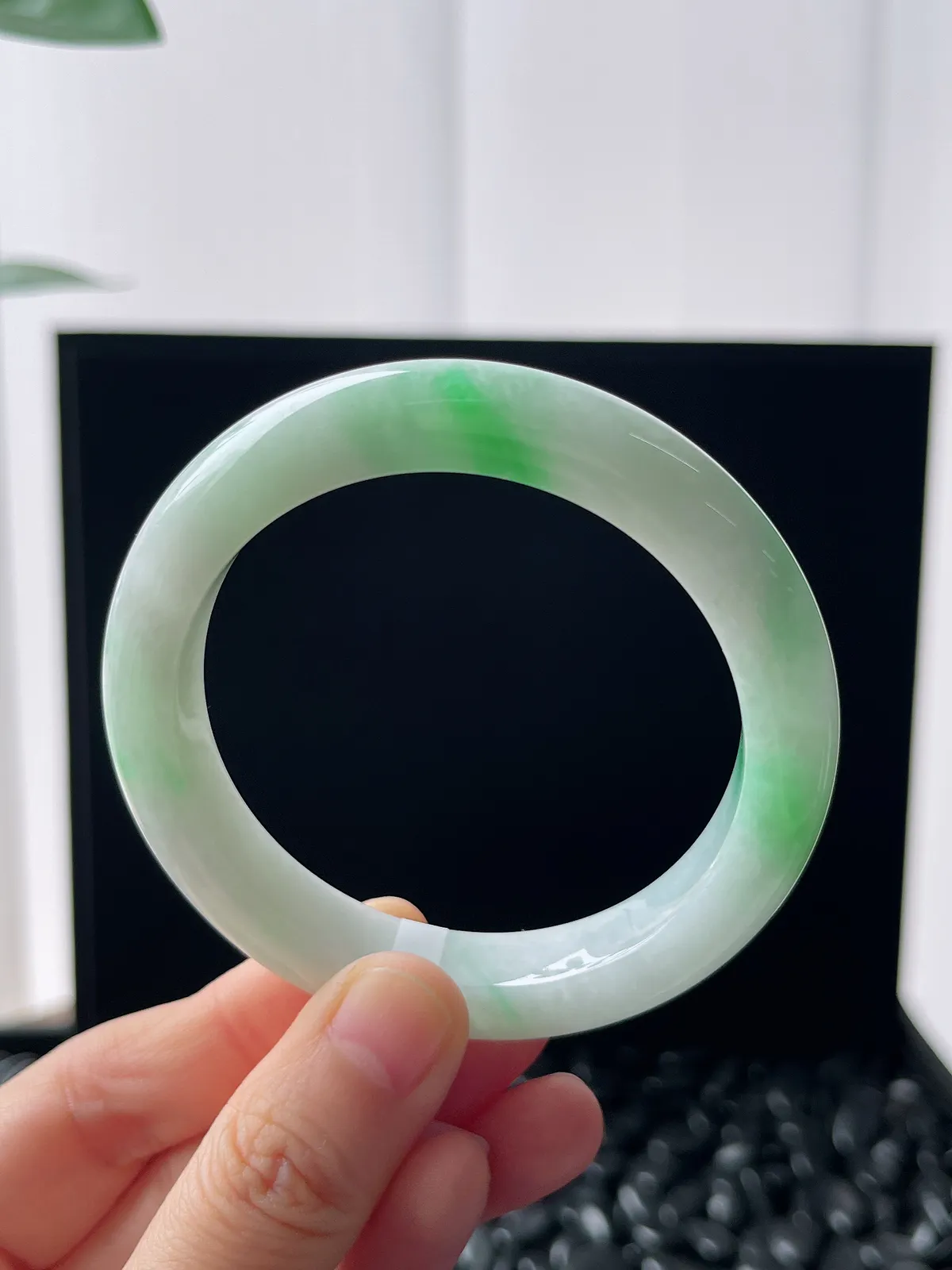 正圈53.7圈口，翡翠糯化种飘绿手镯