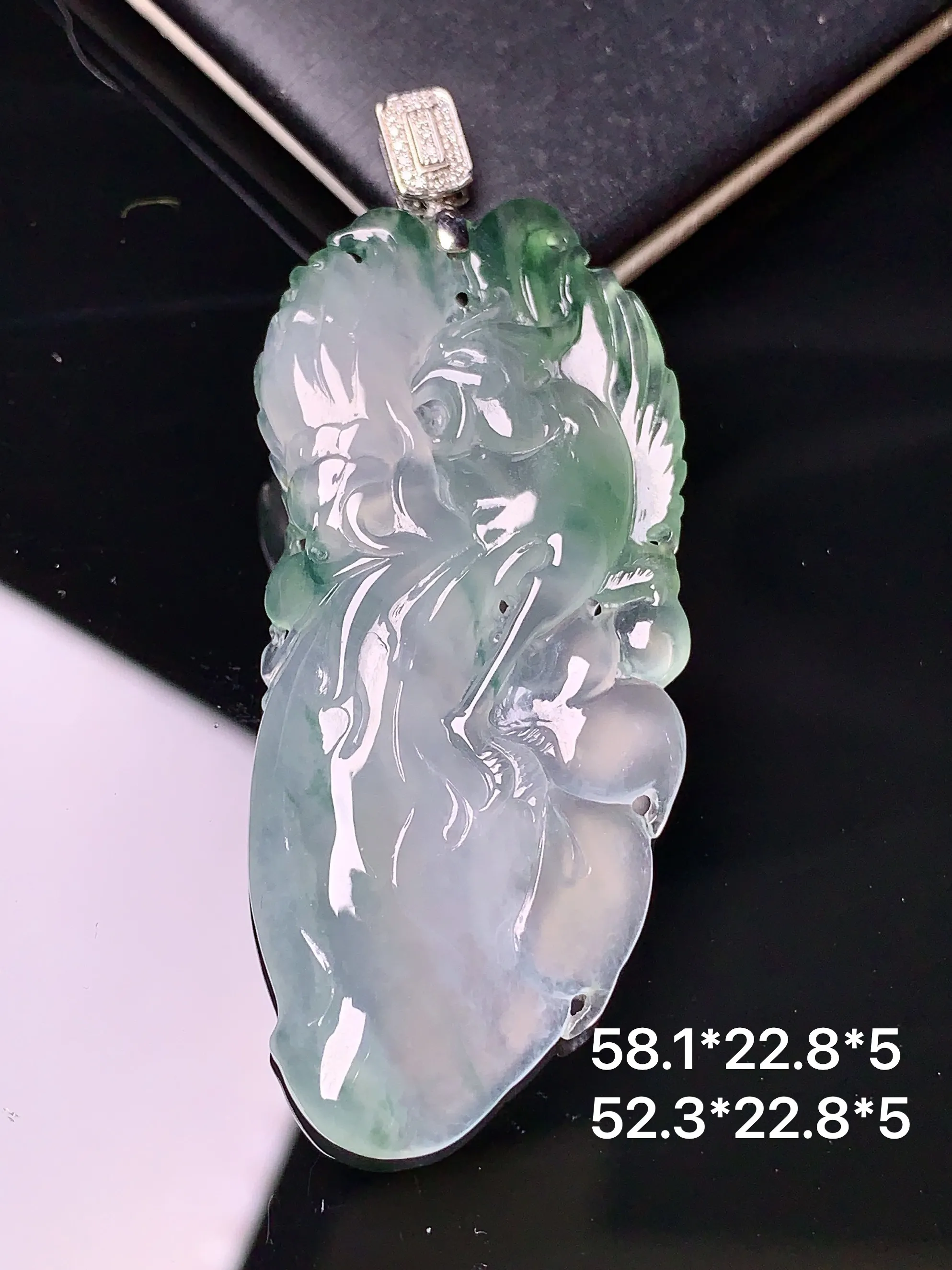 18k金钻镶嵌冰种飘绿凤凰吊坠 玉质细腻 色泽清新艳丽 整体尺寸58.1*22.8*5