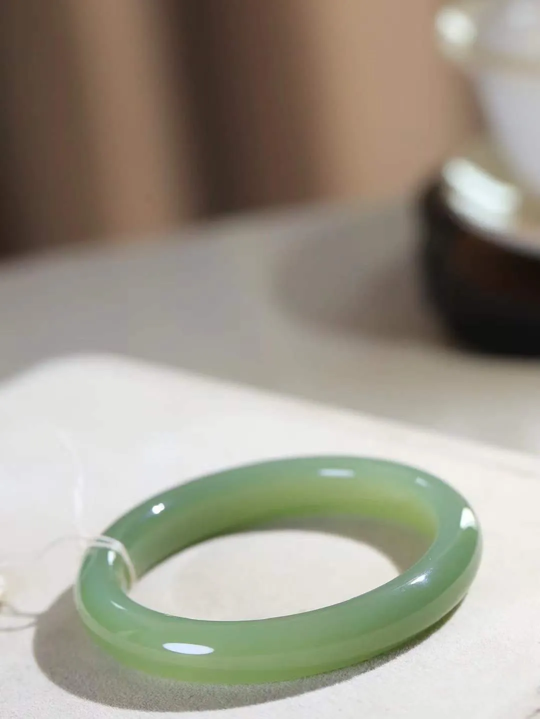 【温润于心.手镯】

精品和田玉晴水手镯，如晴水般清澈，似晴空般纯净。每一缕纹理都诉说着大自然的馈赠