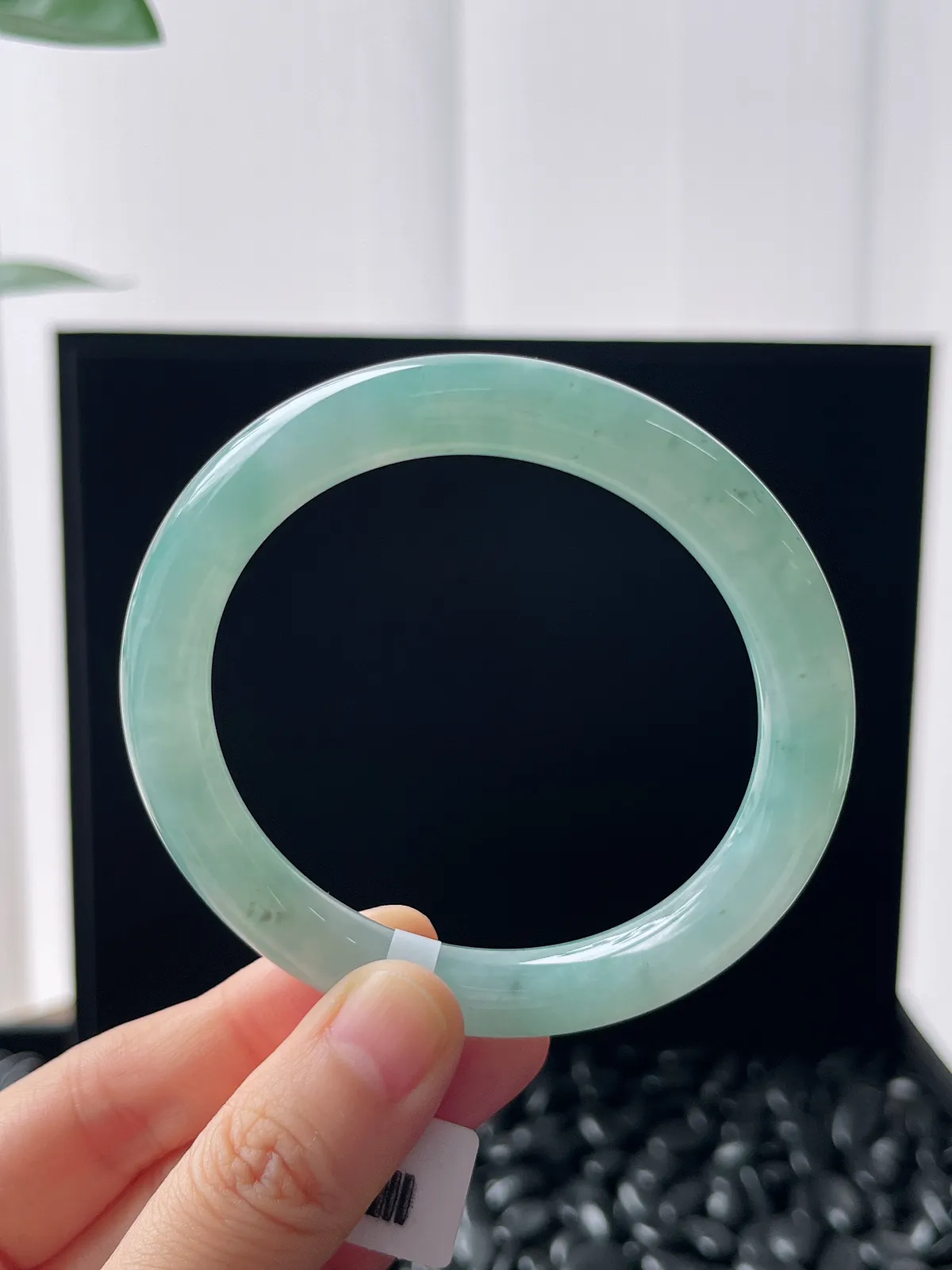 圆镯55圈口，翡翠糯化种淡绿色手镯