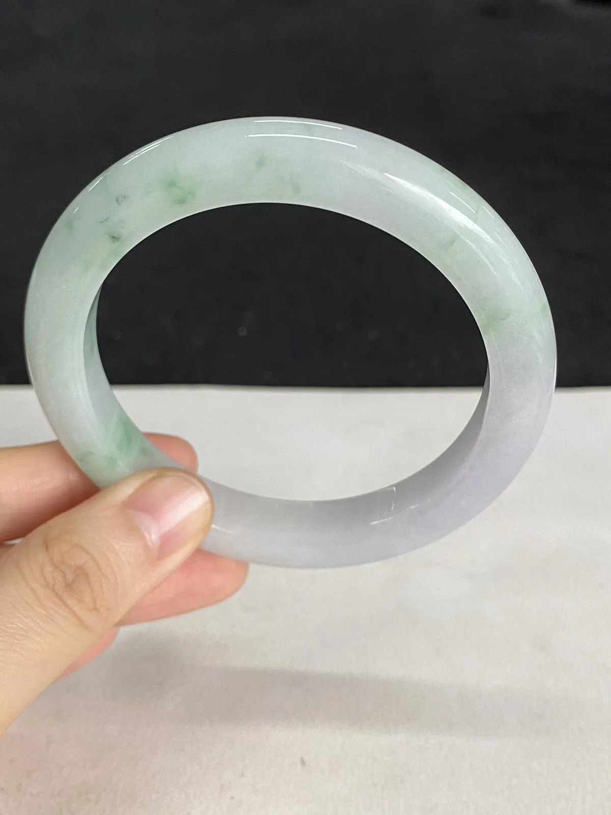 正圈57.3圈口，翡翠糯化种飘绿手镯