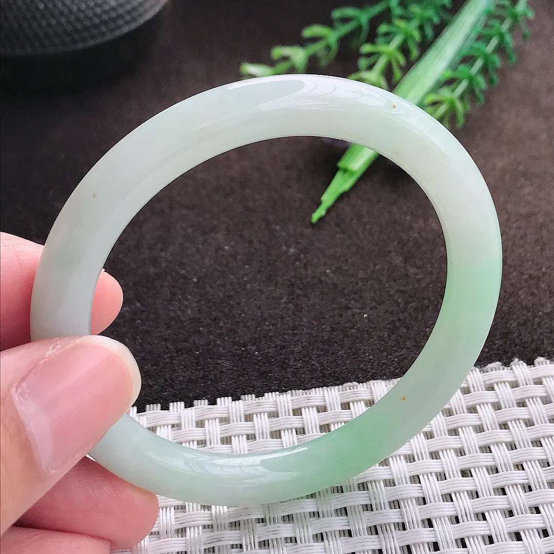 天然a货翡翠52.5/7.2/7.8老坑秀气冰润浅绿圆条手镯翡翠玉手镯