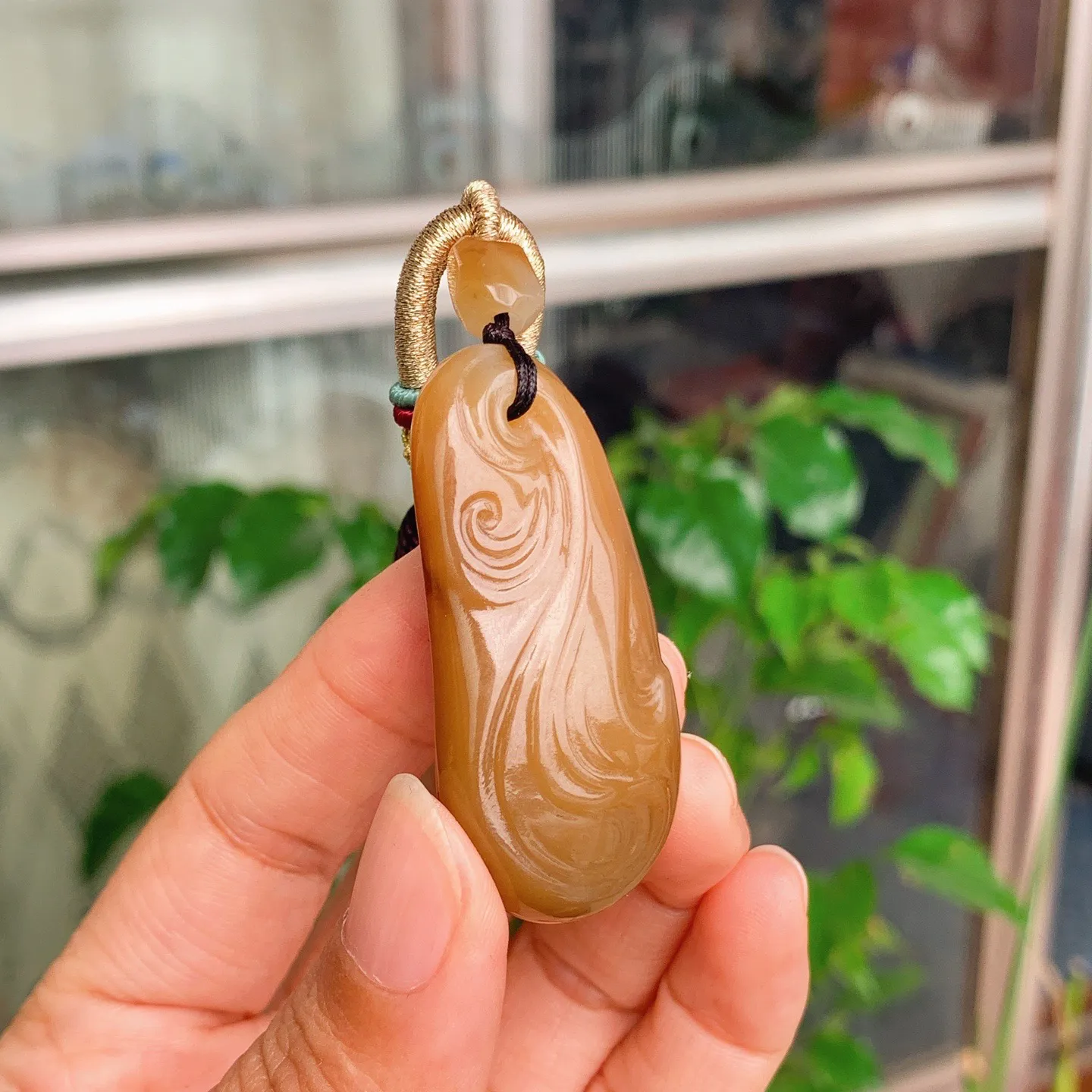 新疆和田玉且末糖如鱼得水随型挂件。尺寸48/24/16重33.5克。玉质细腻油润。手推出油。佩戴高端典雅。lt251112