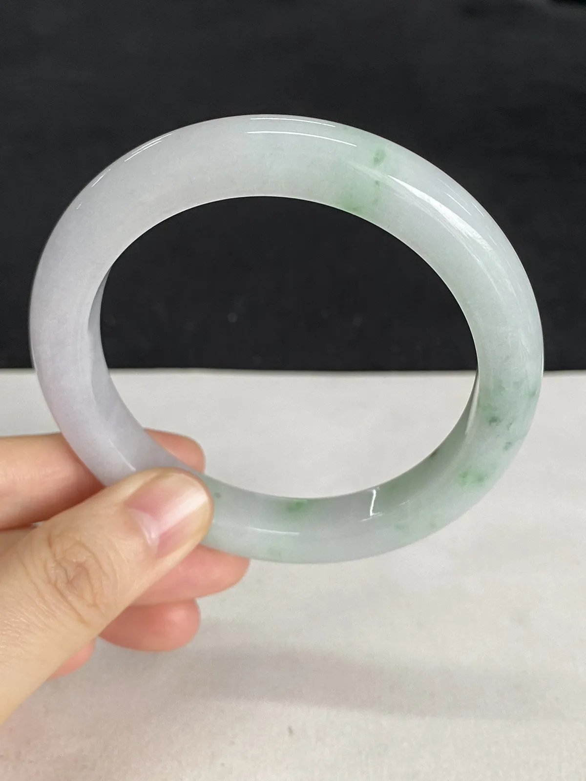 正圈57.3圈口，翡翠糯化种飘绿手镯