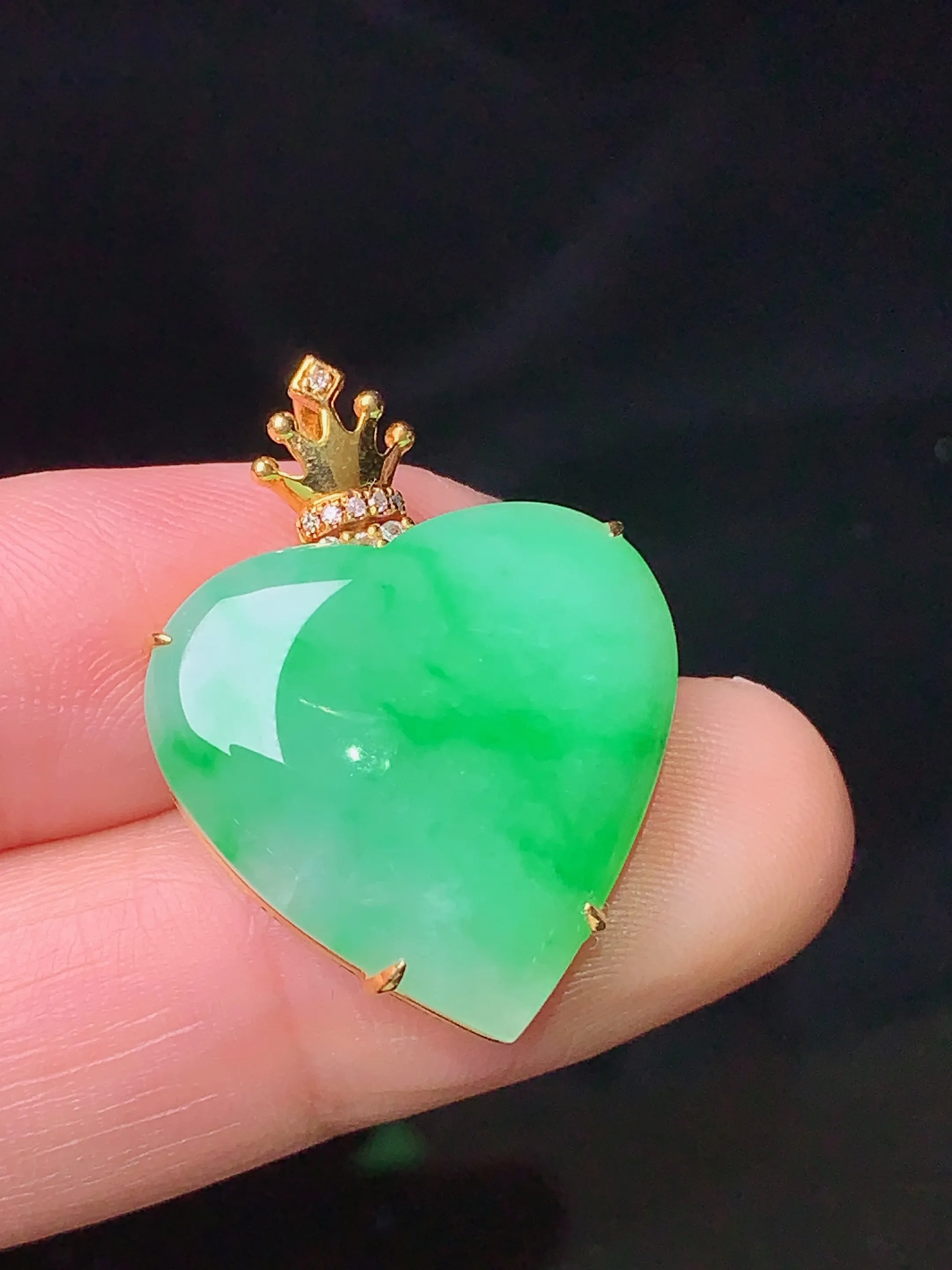 18k金钻镶嵌翠绿心形吊坠 玉质细腻 色泽清新艳丽 整体尺寸27*20*6.5
