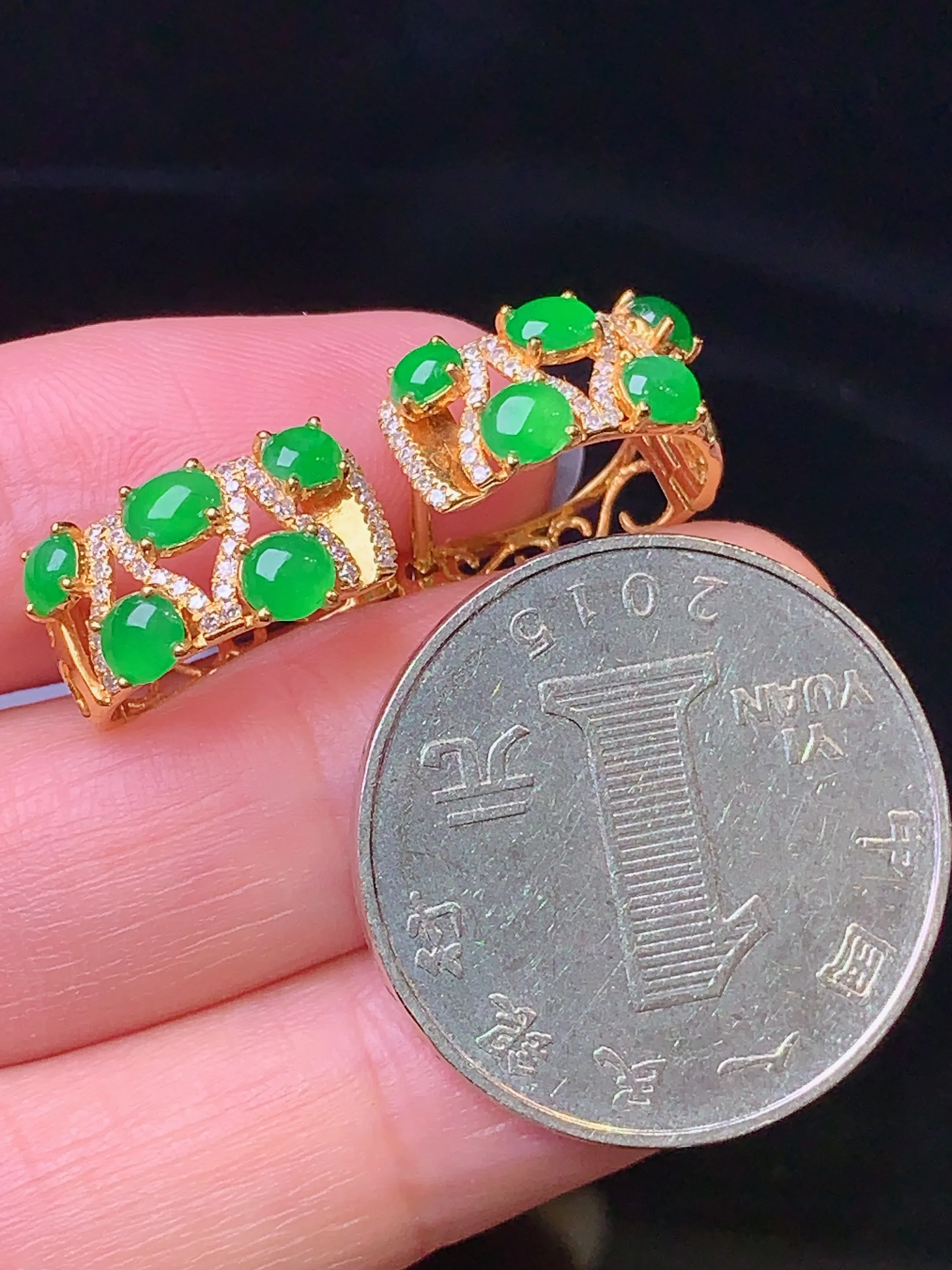 18k金钻镶嵌满绿蛋面耳钉 玉质细腻 色泽清新艳丽 裸石尺寸3.8*3.2*2