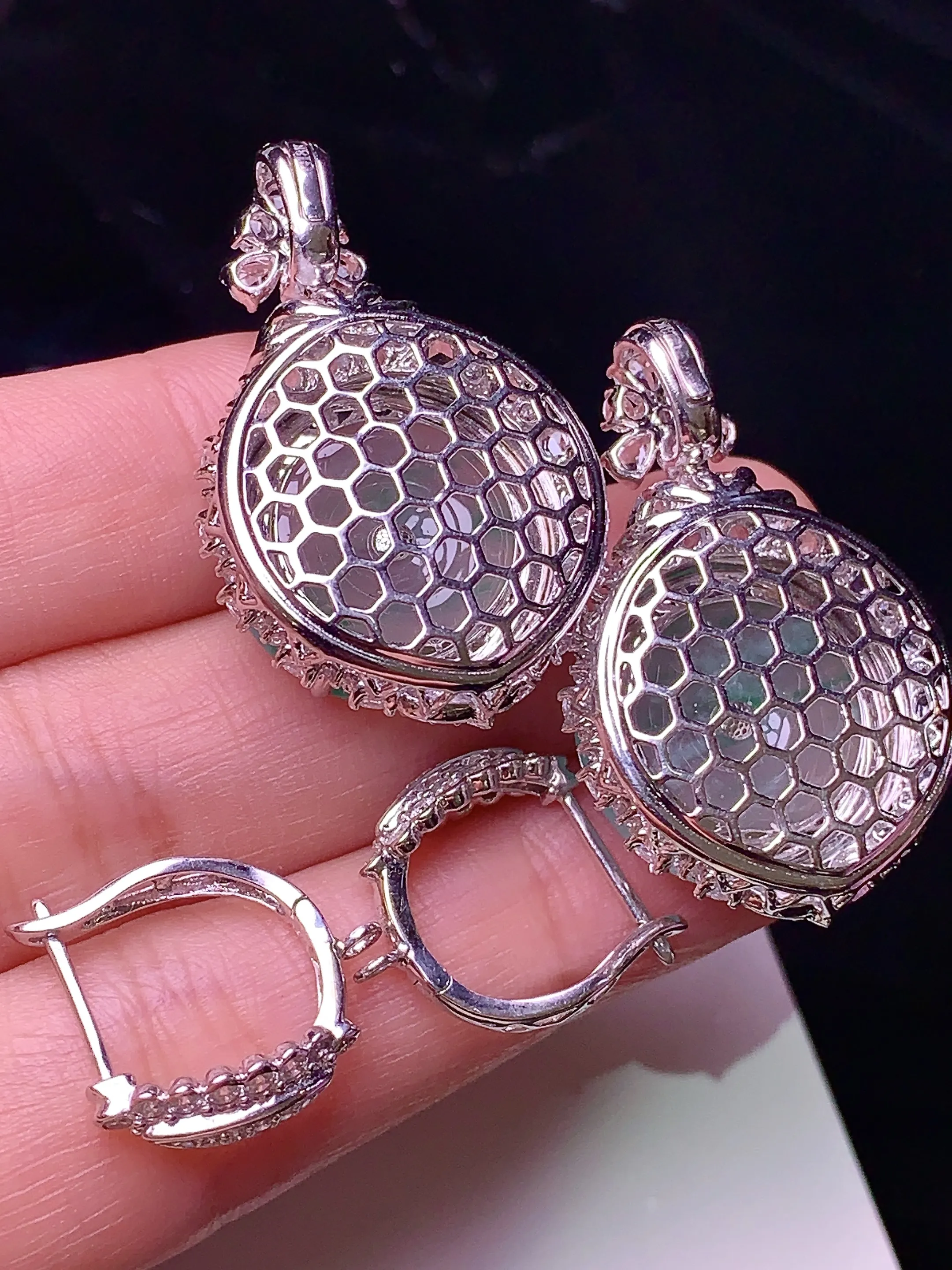 18k金钻镶嵌冰种飘绿平安扣耳坠吊坠两用款 玉质细腻 色泽清新艳丽 整体尺寸48.8*21.5*10.5