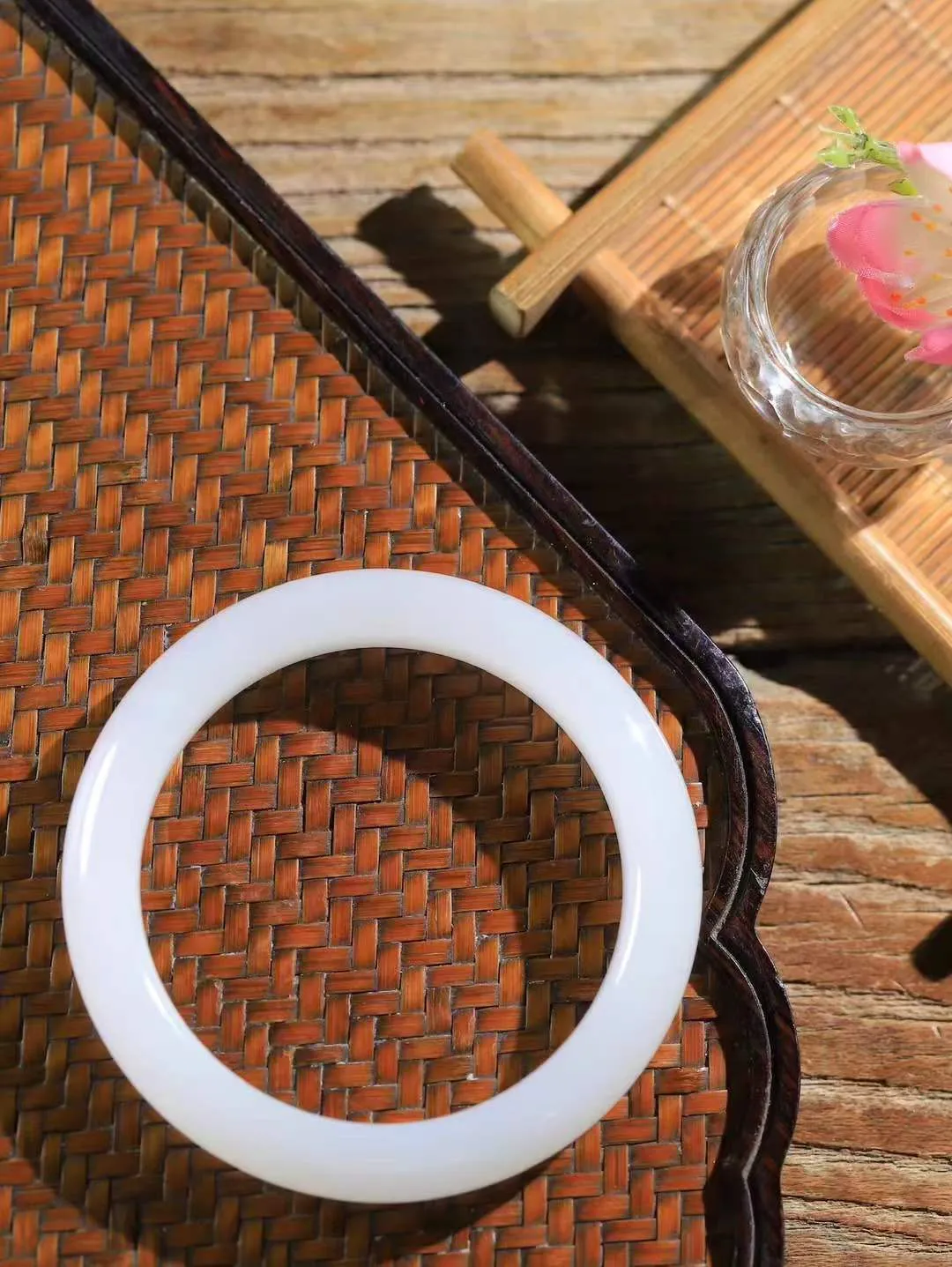 （一见倾心.手镯）

精品和田玉白玉手镯，玉质温润细腻 油性十足 手感舒适，高华雅逸，线条流畅，简约大气，美自天成，素雅高贵。佩戴于腕间，婉约之美，举手投足间透出那低调奢华。重56.4克 尺寸57-12.2-9.2mm161151230T