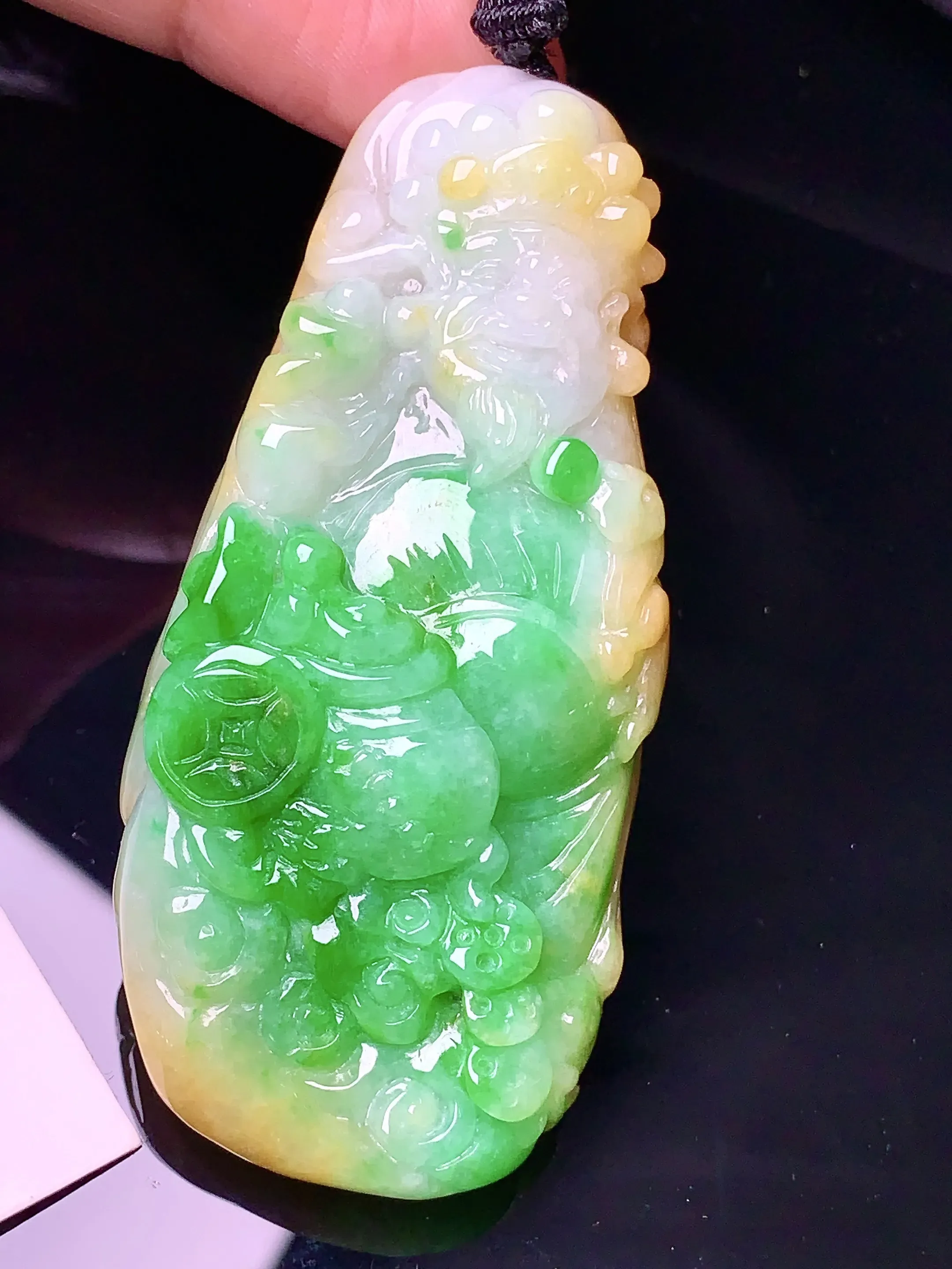 飘黄绿财神吊坠 玉质细腻 色泽清新艳丽 整体尺寸67*29.5*14.6