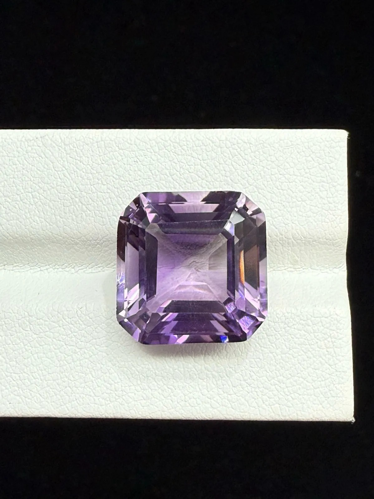 15.7ct天然紫水晶裸石，尺寸15*14.9*10.1mm，颜色美艳 ，晶体通透，火彩足