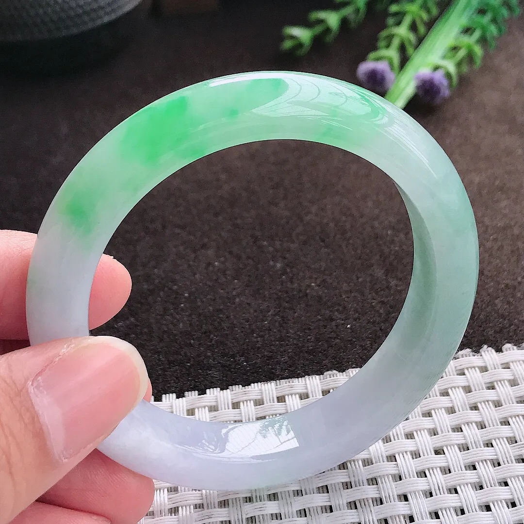 天然a货翡翠53/10.9/8.3老坑冰胶水灵飘阳绿手镯宽边翡翠玉手镯