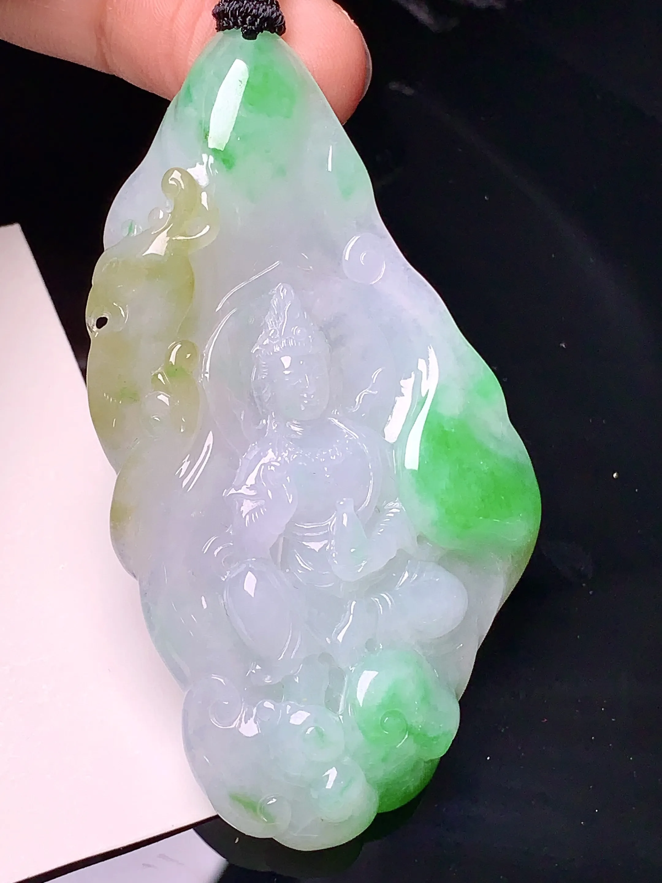 飘黄绿观音菩萨吊坠 玉质细腻 色泽清新艳丽 整体尺寸69.5*38.5*10.5