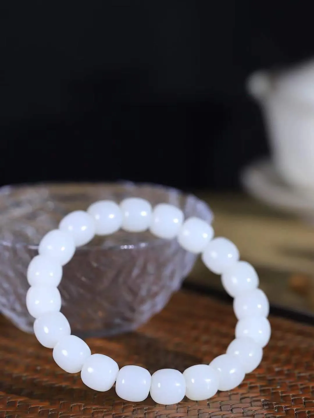 （老型珠.手串）

精品 和田玉白玉老型珠手串，玉质细腻油润 饱满光滑 质朴无华，悠远简单，人心境界远，百世修炼深，心灵常驻善意持，觉悟人生百世修。
重36克    尺寸取一9.6-10.1mm    101101100A