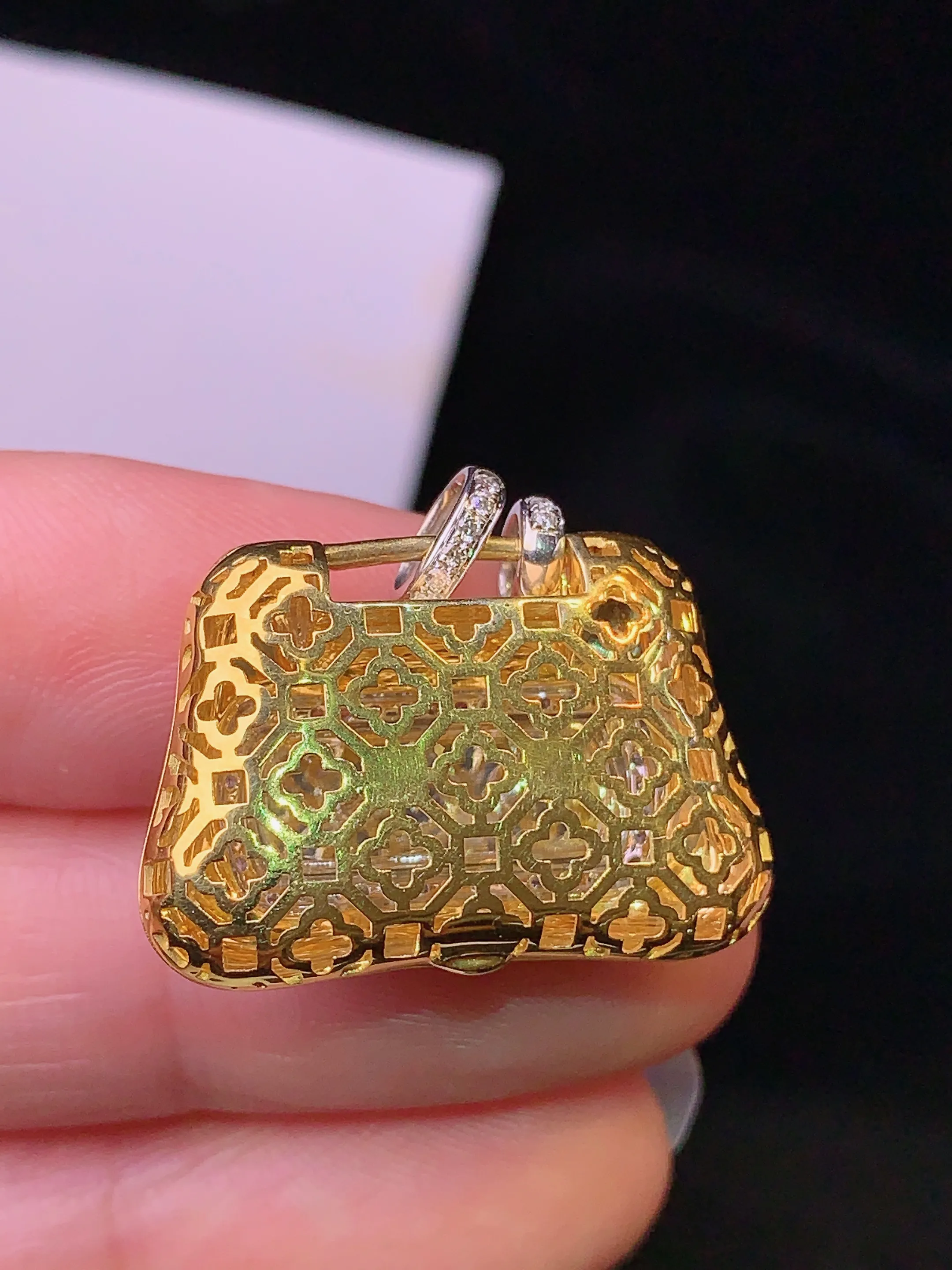 18k金钻镶嵌翠绿无事牌手提包吊坠 玉质细腻 色泽清新艳丽 整体尺寸20.8*24*11.3