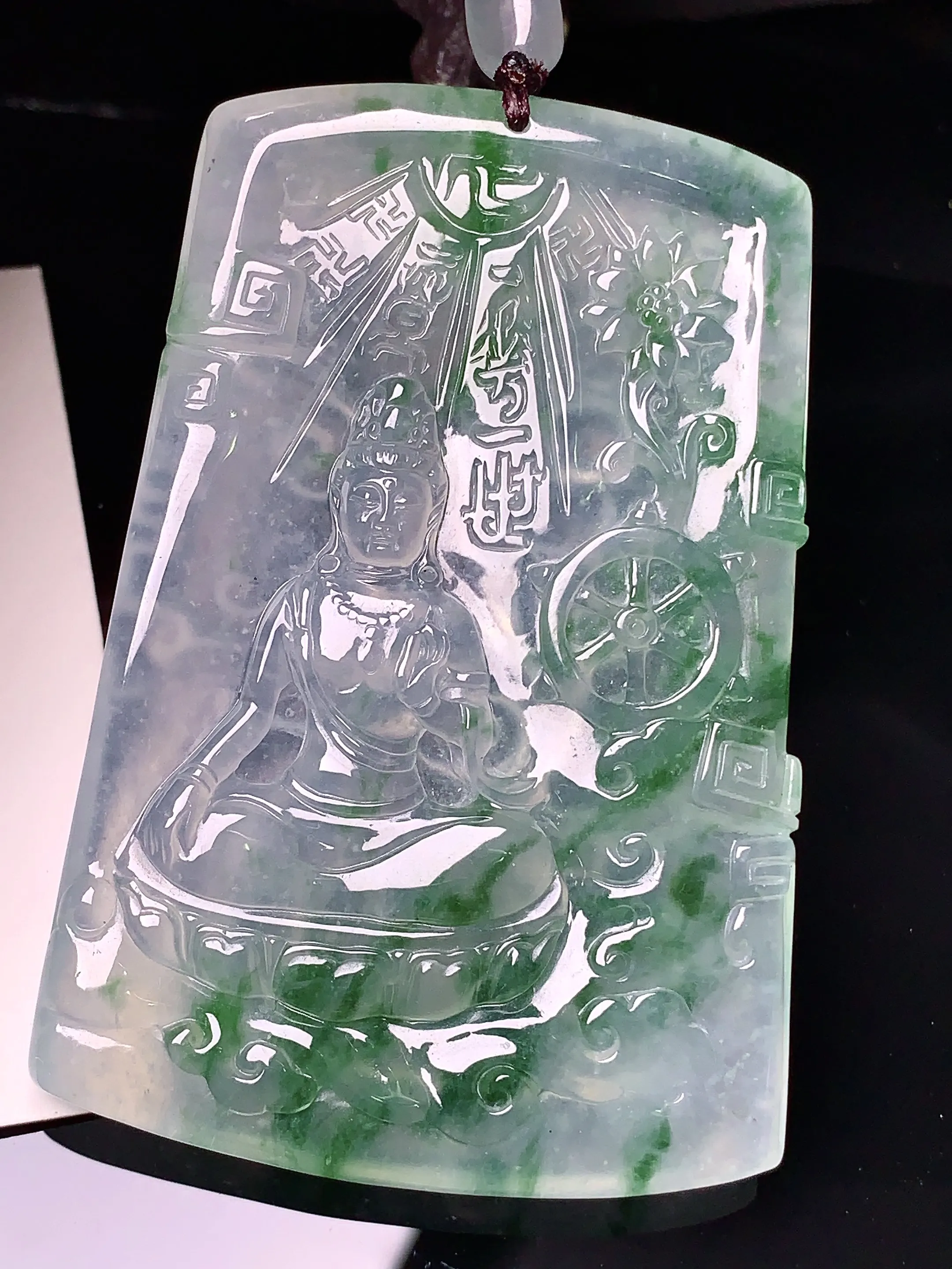 冰种飘绿观音菩萨吊坠 玉质细腻 色泽清新艳丽 整体尺寸66.2*45*6.3