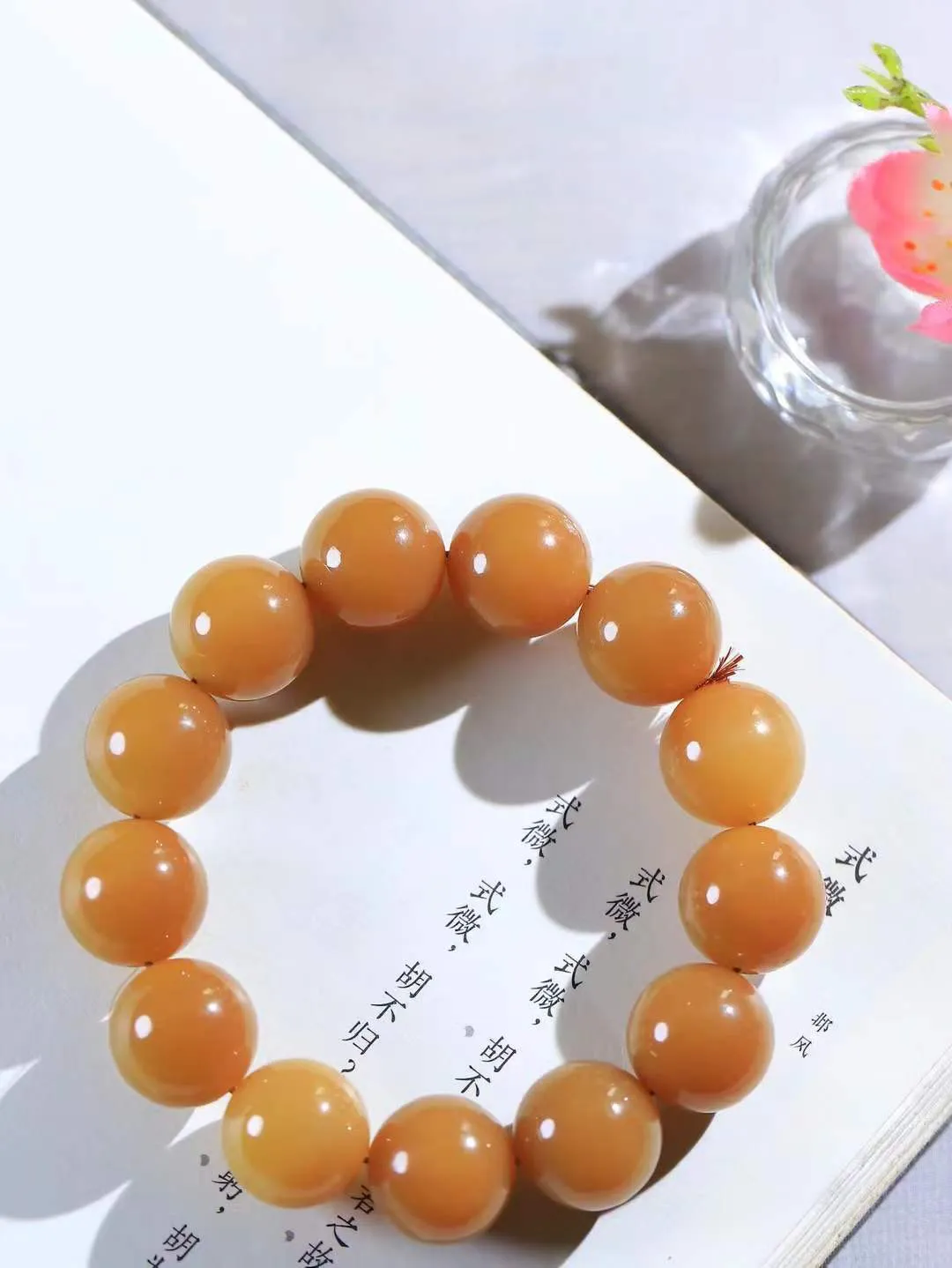 【珠圆玉润.手串】

精品和田玉糖玉珠圆玉润手串 玉质温润细腻  整串打磨圆润，佩戴舒适。珠珠落玉盘，间关莺语花底滑，一生美好时光，无论身在何处，都有它相伴相守。事事顺遂，幸福美满，吉祥如意。重78.6克   尺寸取一16mm   FDL-691151100