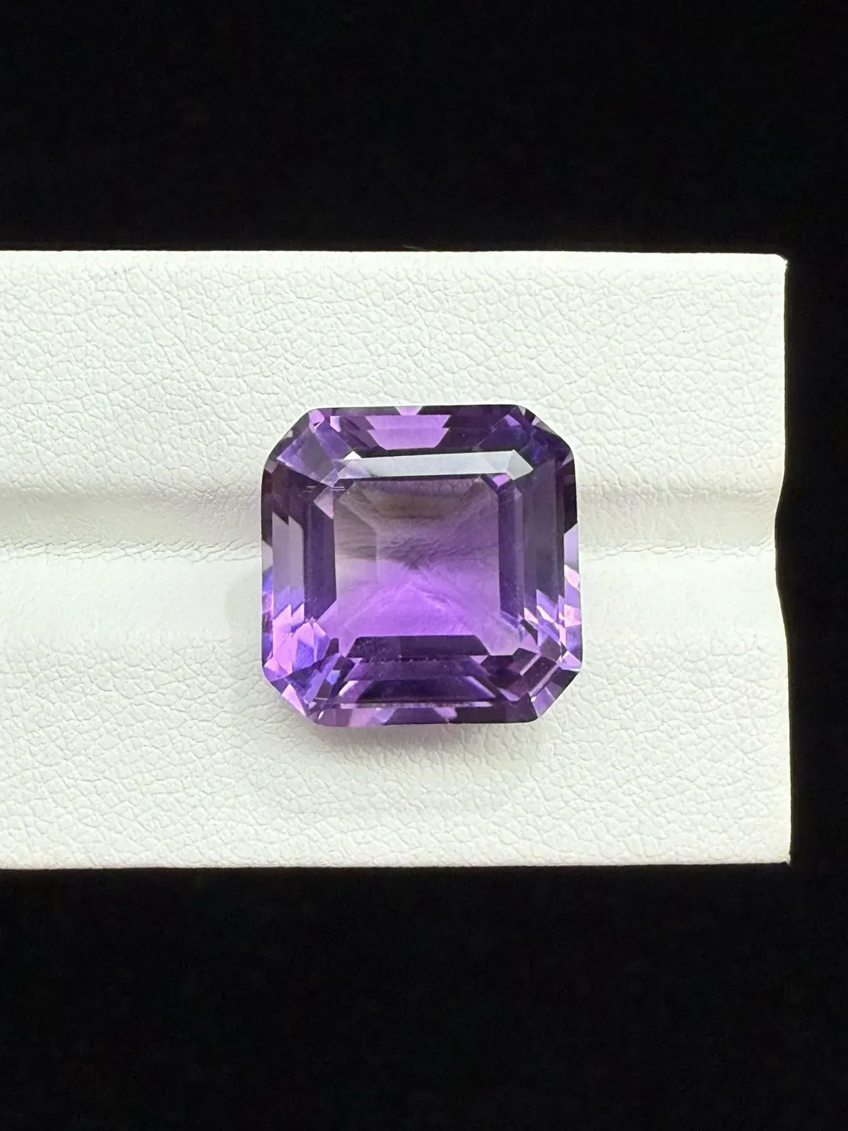 15.86ct天然紫水晶裸石，尺寸15*14.9*10mm，颜色美艳 ，晶体通透，火彩足