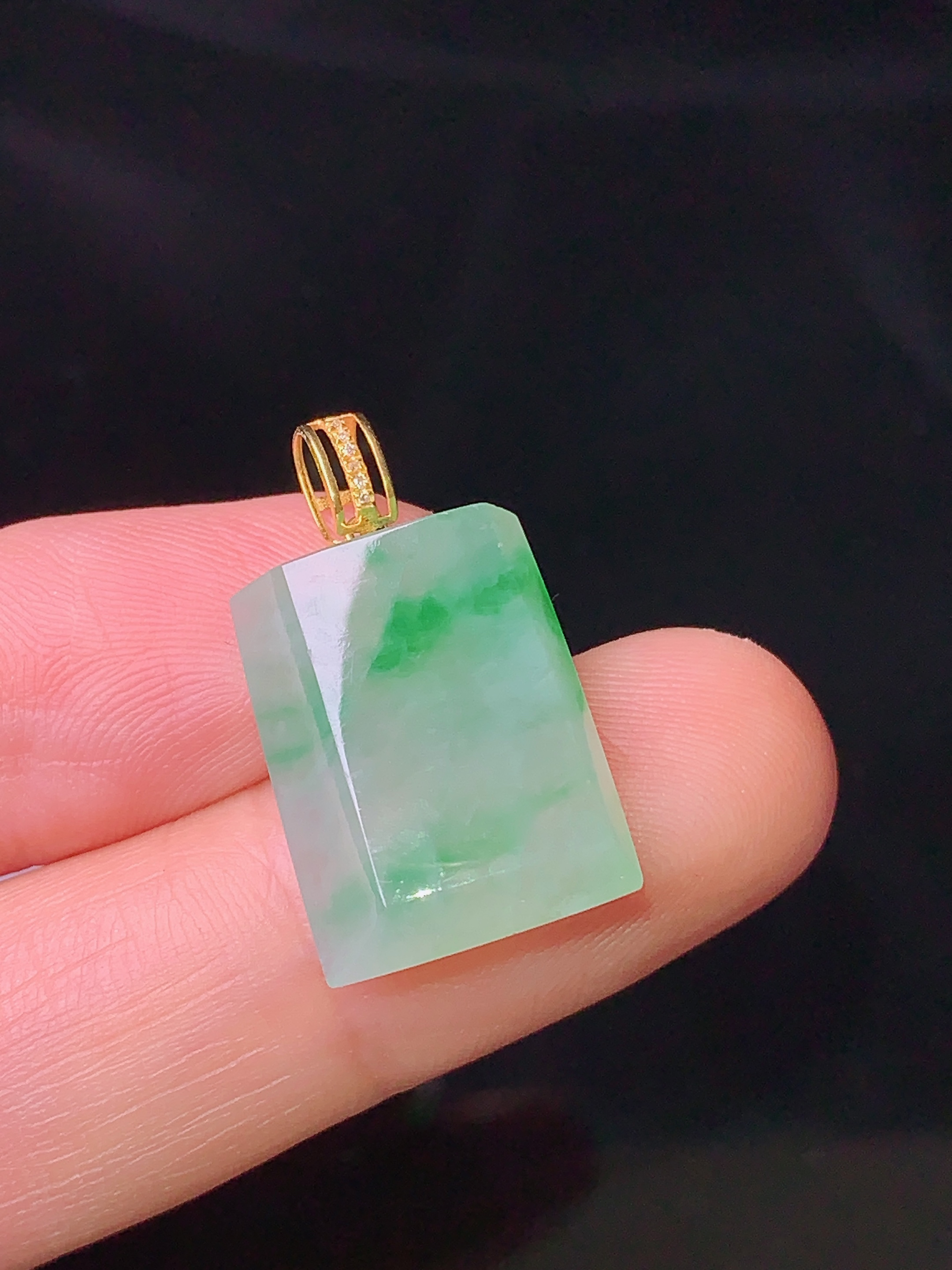 18k金镶嵌飘绿无事牌吊坠 玉质细腻 色泽清新艳丽 裸石尺寸17.2*13*4.7