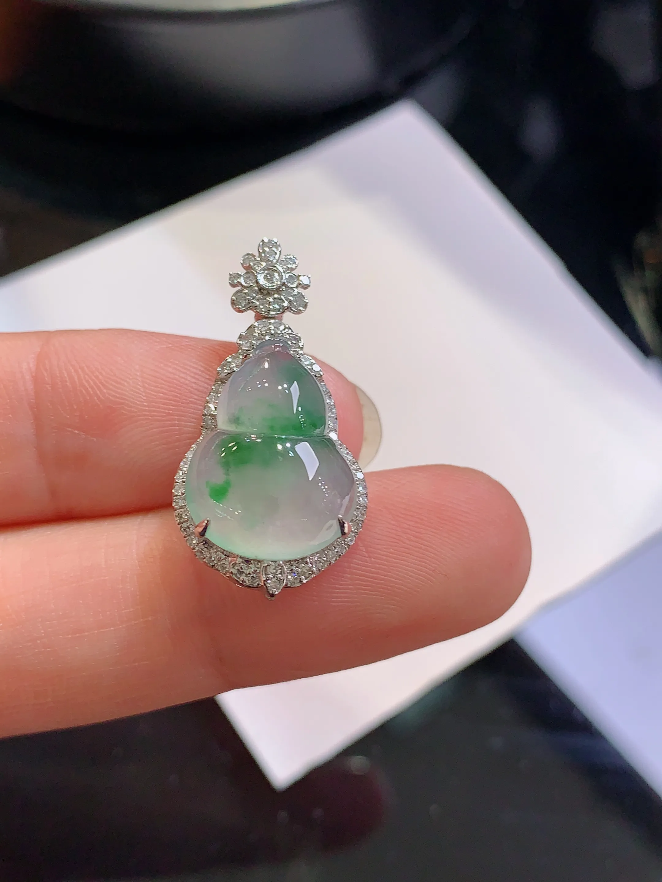 18k金钻镶嵌冰种飘绿葫芦吊坠 玉质细腻 色泽清新艳丽 整体尺寸26*13.3*7.7