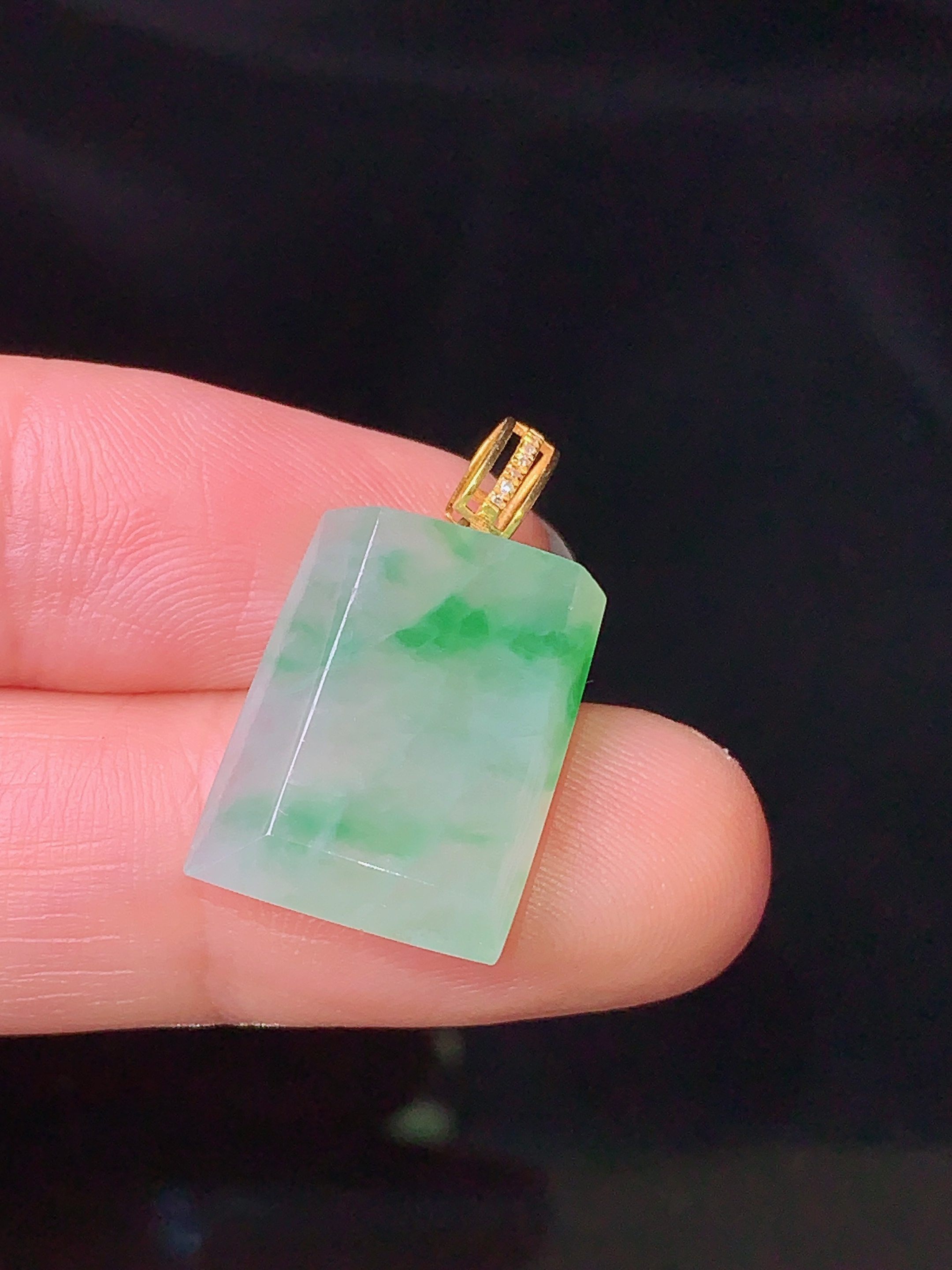 18k金镶嵌飘绿无事牌吊坠 玉质细腻 色泽清新艳丽 裸石尺寸17.2*13*4.7