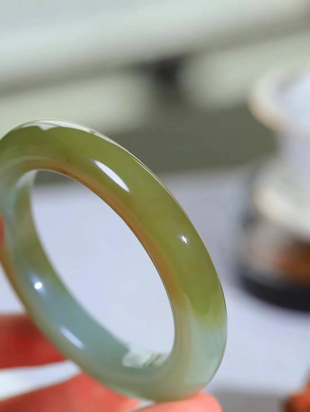 【花样年华·手镯】

新疆和田且末蓝手镯，质地油润细腻，色泽高贵典雅，镯型古朴典雅。在诗情画意的雨巷相遇，你是我腕间的一抹风情，有你眸有深情，清风荡漾湖间静水，我愿俯身低眉，在烟波涟漪处，寻你深情倩影。内径58.5mm尺寸12.6-11.8mm 重84.8克fDT-781151241