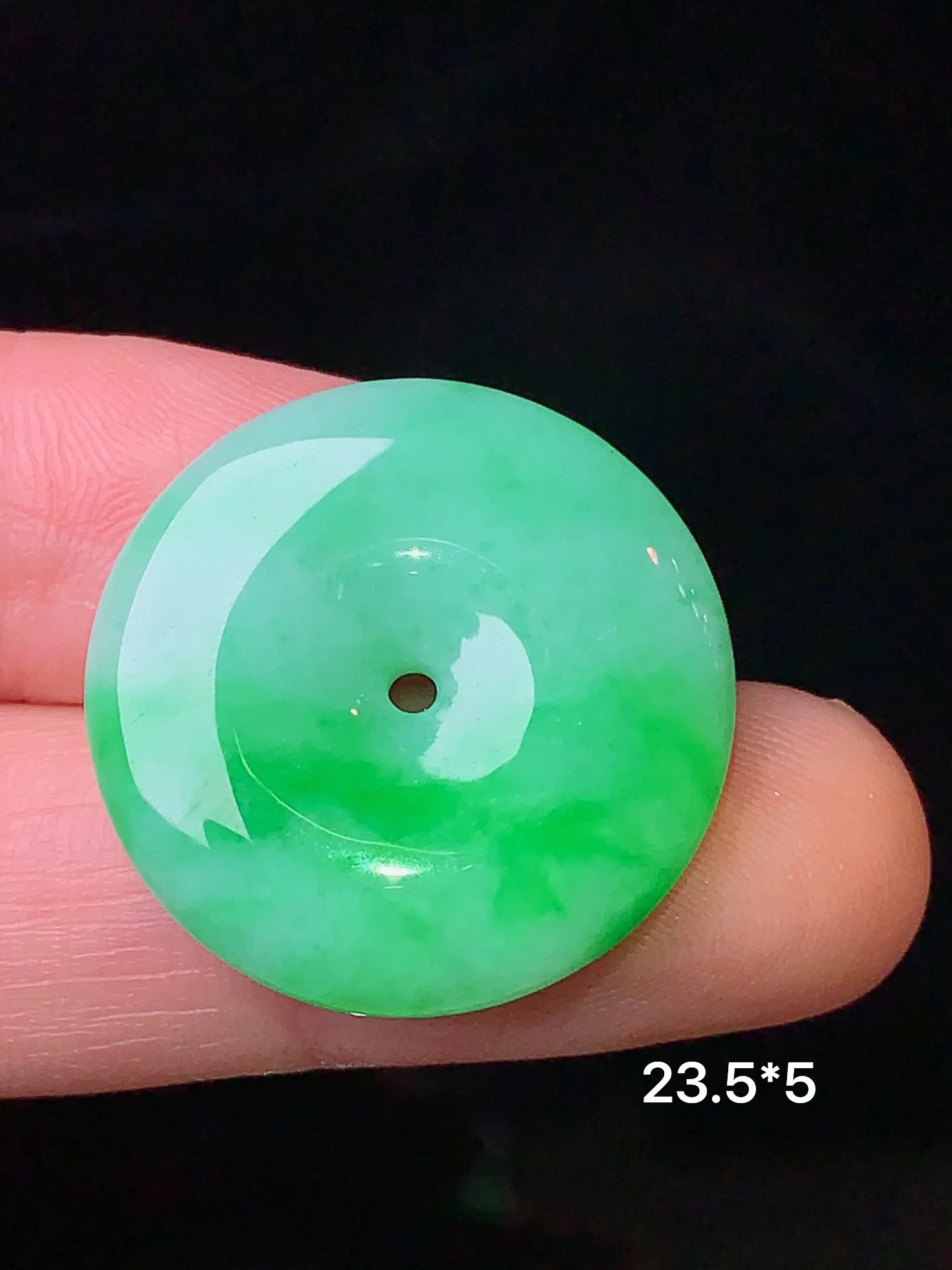 翠绿平安扣吊坠 玉质细腻 色泽清新艳丽 整体尺寸23.5*5