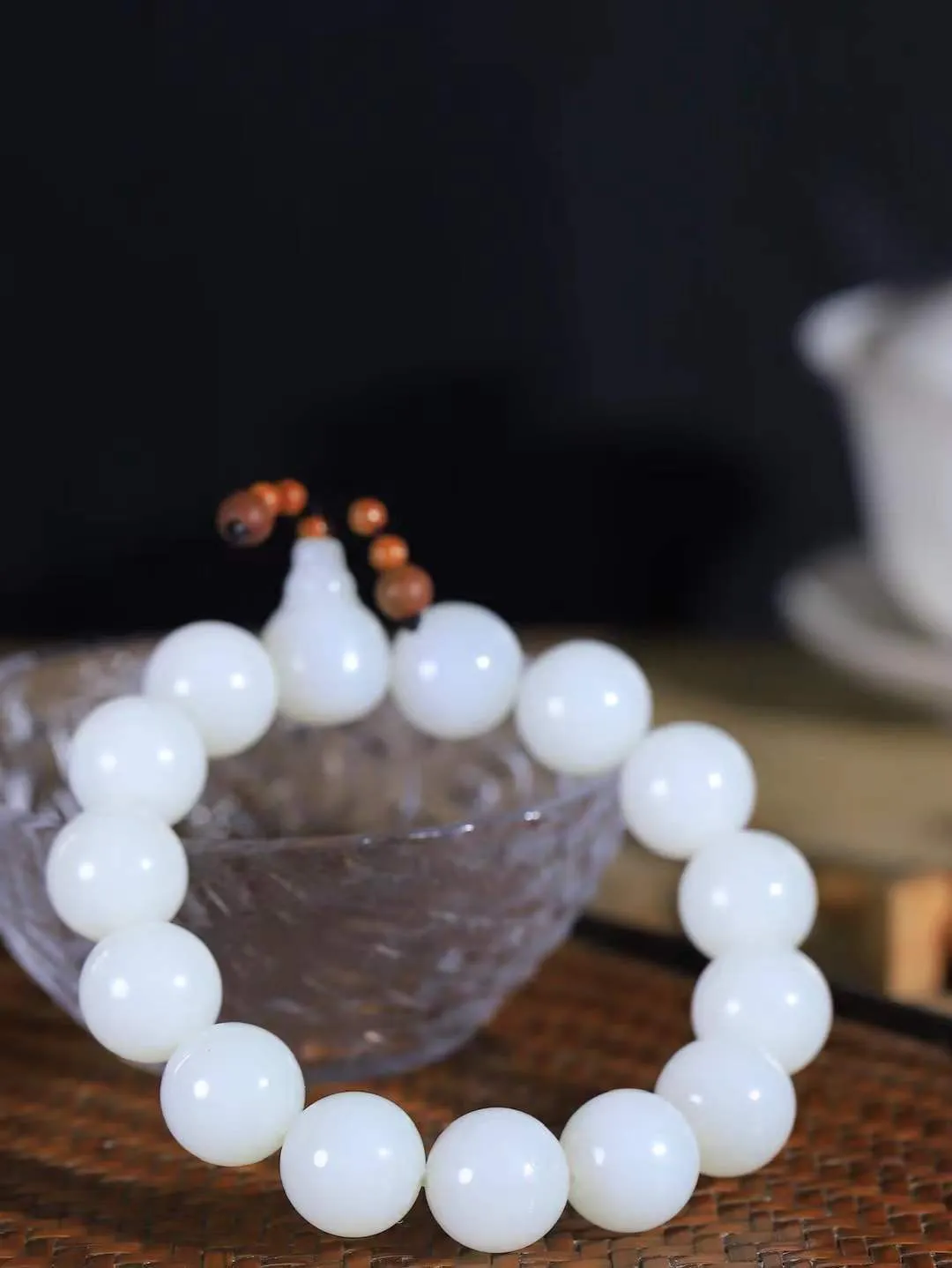 【珠圆玉润.手串】

精品️和田玉白玉珠圆玉润手串 玉质温润细腻  整串打磨圆润，佩戴舒适。珠珠落玉盘，间关莺语花底滑，一生美好时光，无论身在何处，都有它相伴相守。事事顺遂，幸福美满，吉祥如意。重78.7克 尺寸取一15mm  FDA-221101133