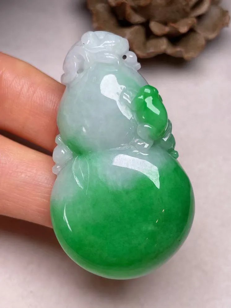 冰糯种飘绿【葫芦】吊坠，种水好，玉质细腻 ，卖相好.