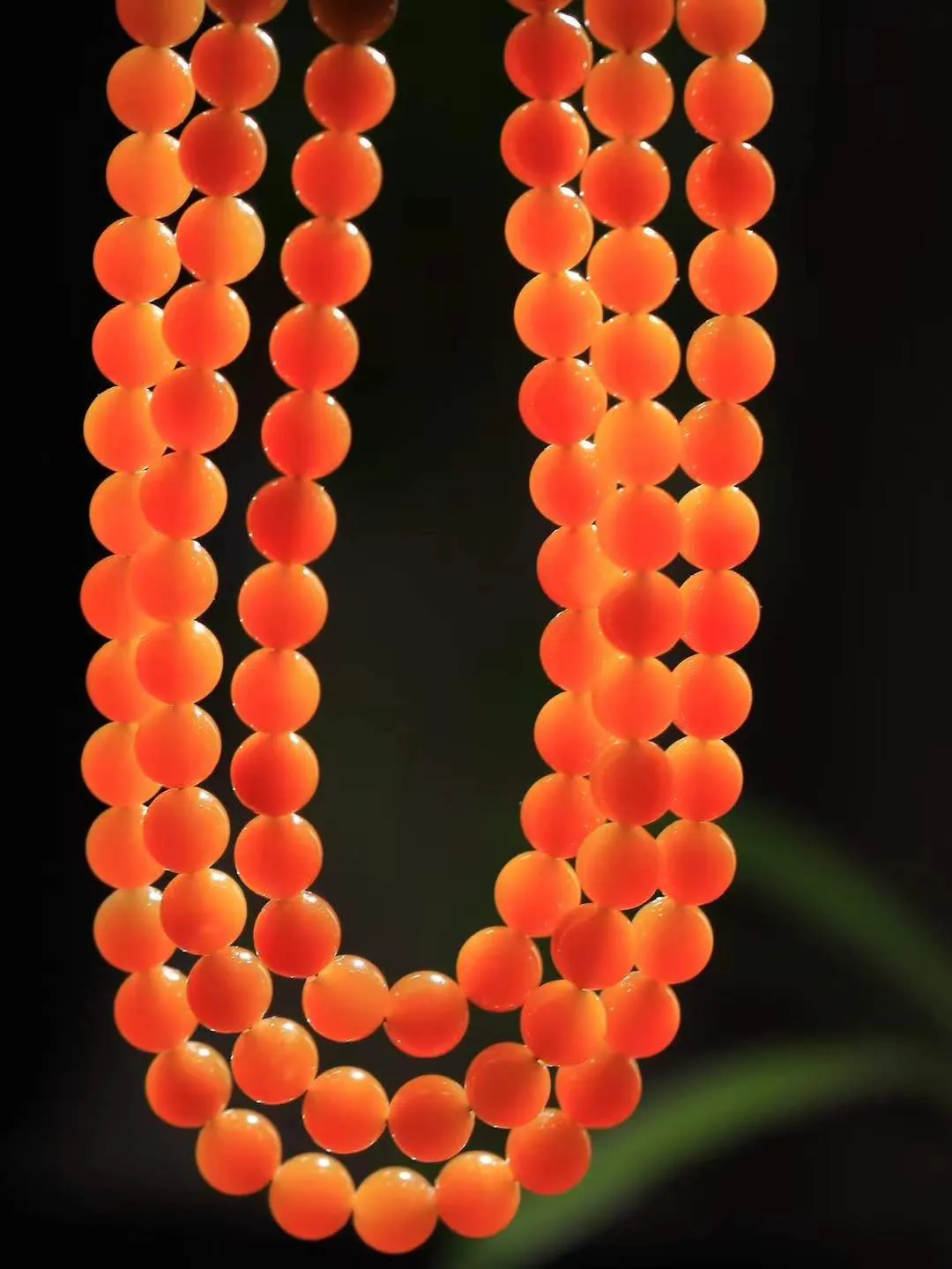 【珠圆玉润.项链】

精品和田玉糖玉手串珠圆玉润项链 玉质细腻油润 饱满光滑 质朴无华，悠远简单，人心境界远，百世修炼深，心灵常驻善意持，觉悟人生百世修。重85.5克 尺寸取一8mm  FDL-221101122