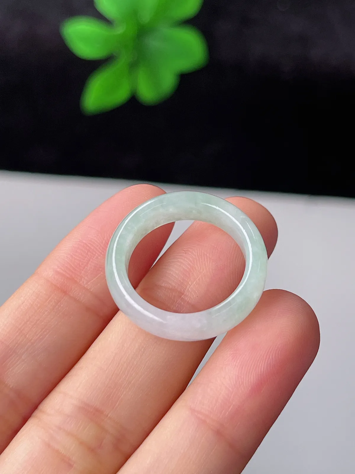 翡翠冰糯种淡绿色戒指指环