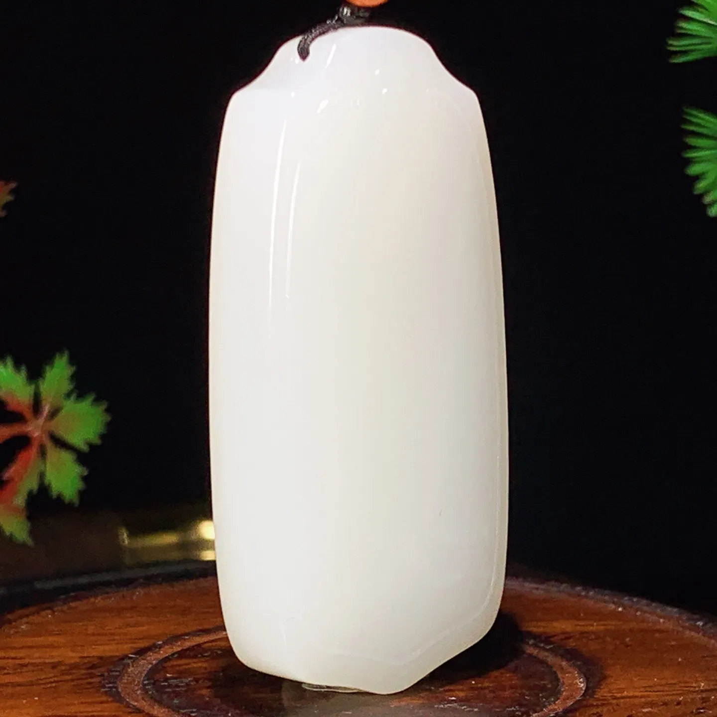 新疆和田玉羊脂白平安无事牌挂件。尺寸64/34/11重62.5克。玉质细腻油润。无裂无杂无结构。手推出油。佩戴高端典雅。lt251112