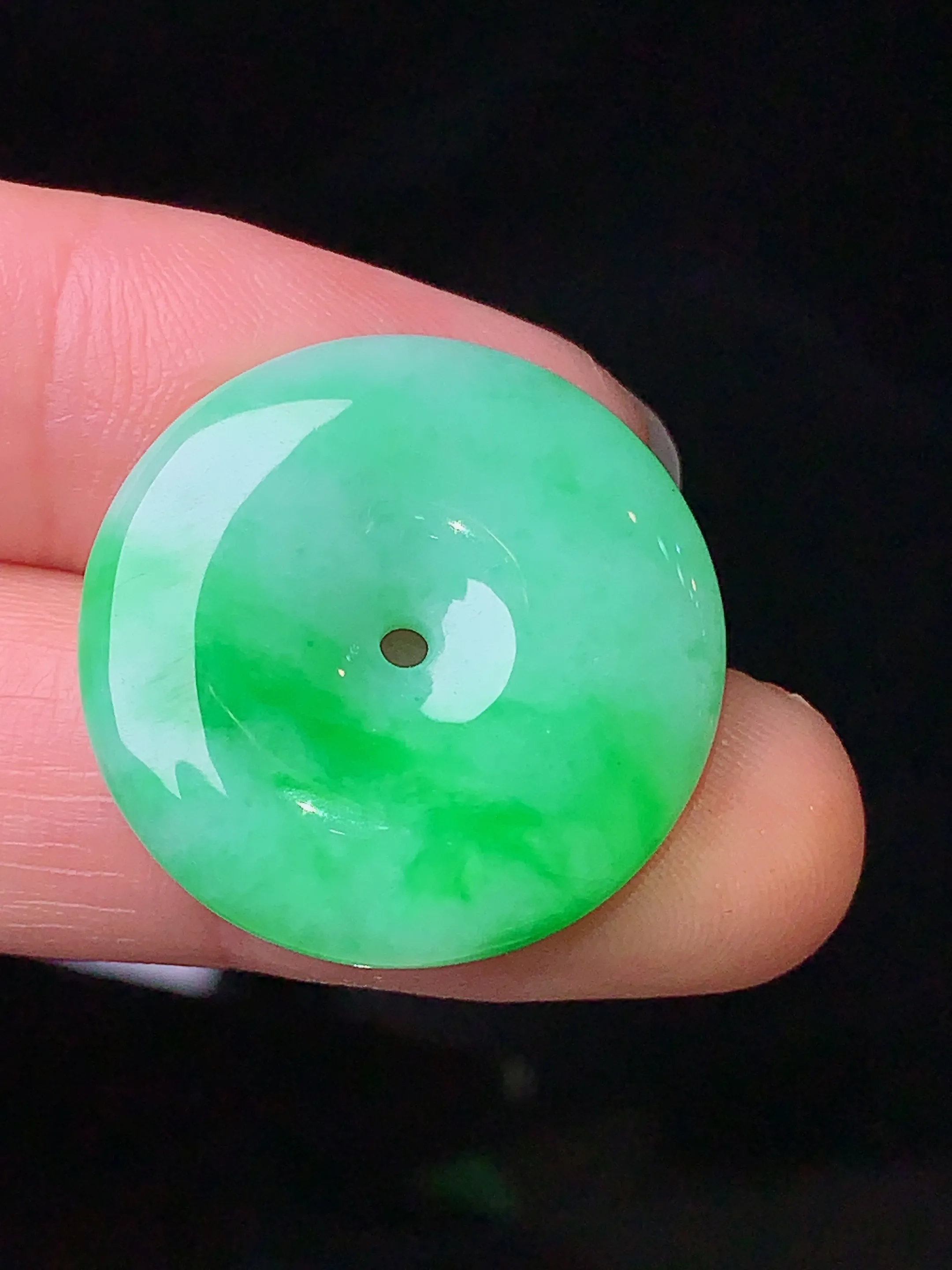 翠绿平安扣吊坠 玉质细腻 色泽清新艳丽 整体尺寸23.5*5