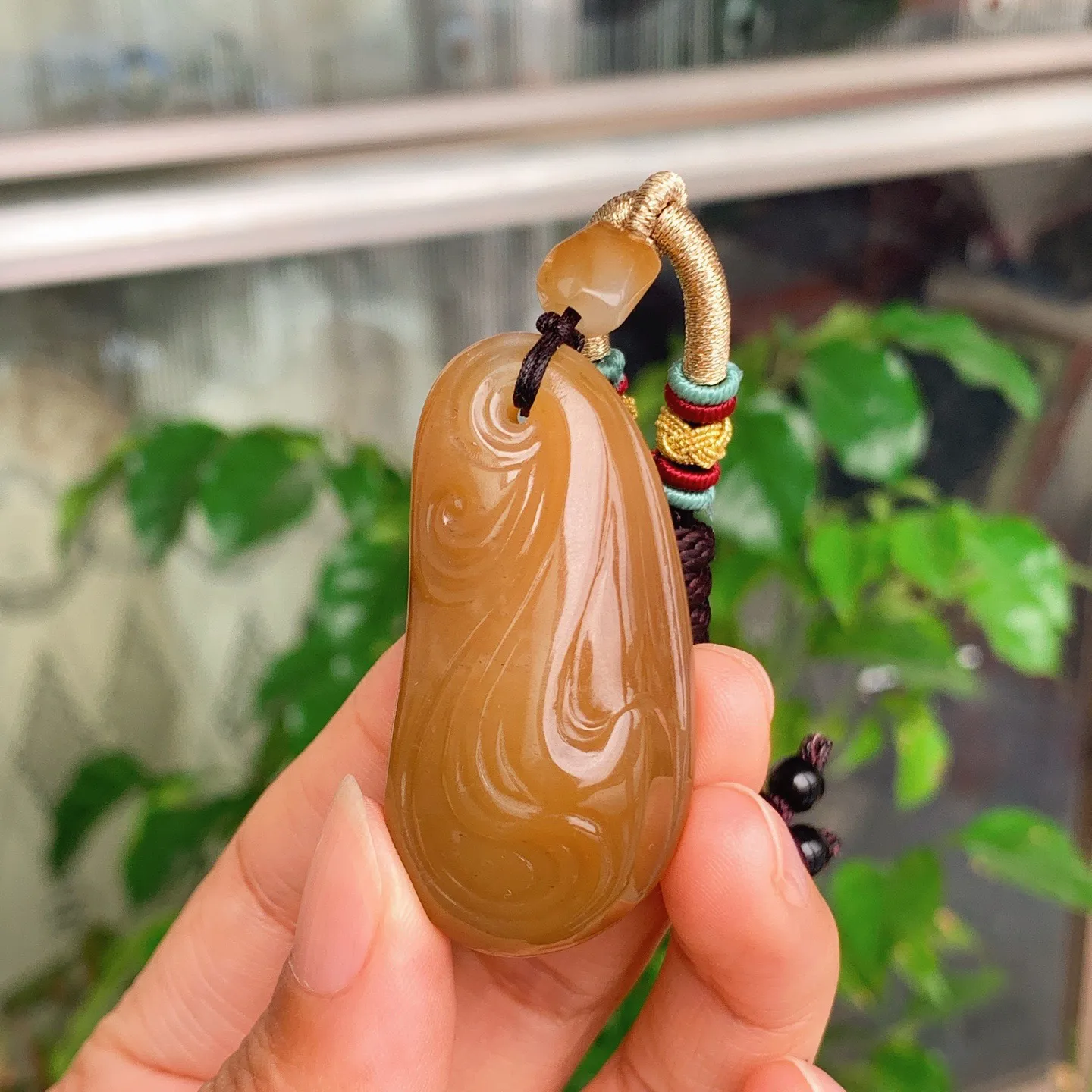 新疆和田玉且末糖如鱼得水随型挂件。尺寸48/24/16重33.5克。玉质细腻油润。手推出油。佩戴高端典雅。lt251112