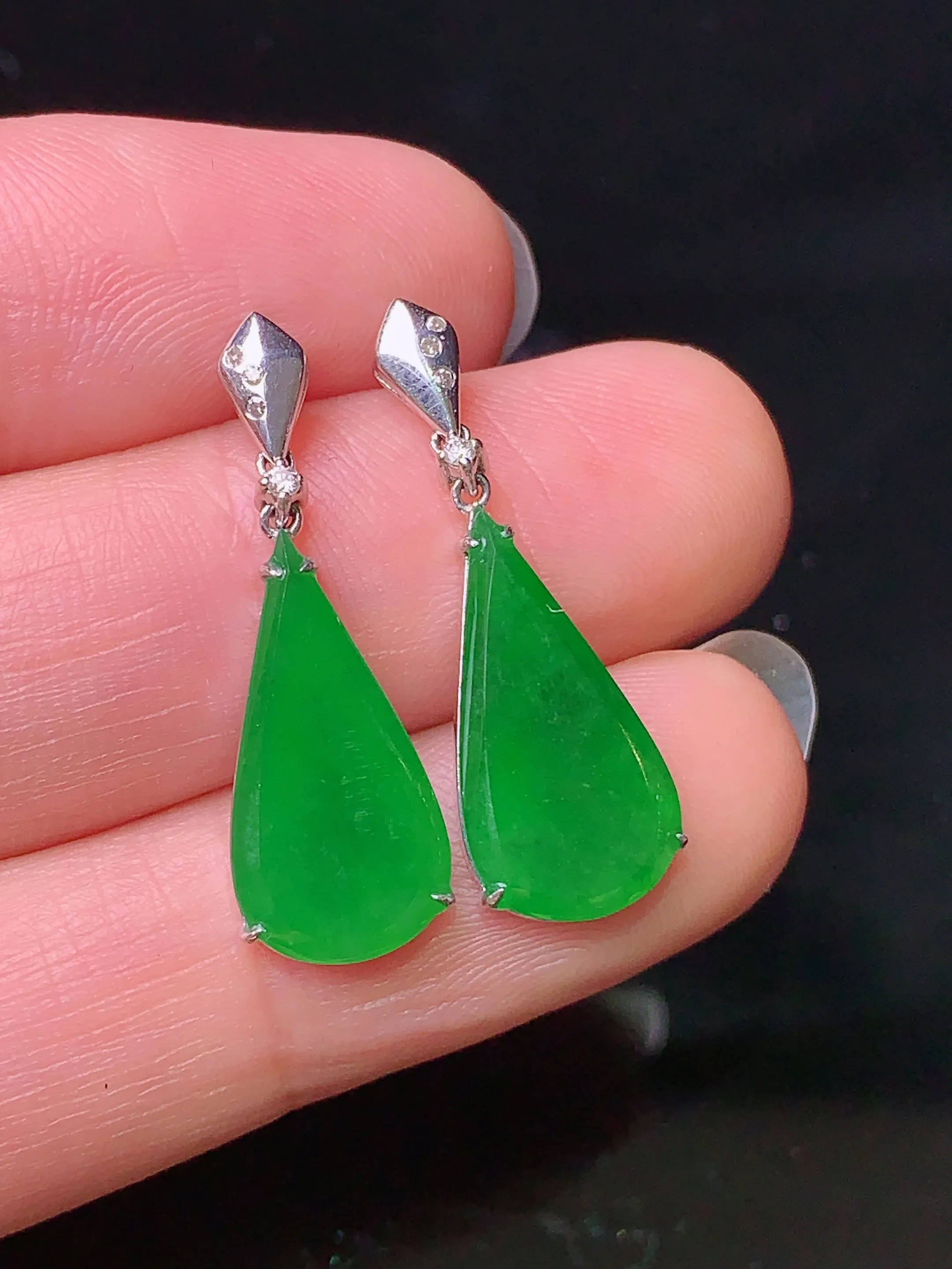 18k金钻镶嵌满绿水滴耳坠 玉质细腻 色泽清新艳丽 整体尺寸25.2*8.3*3