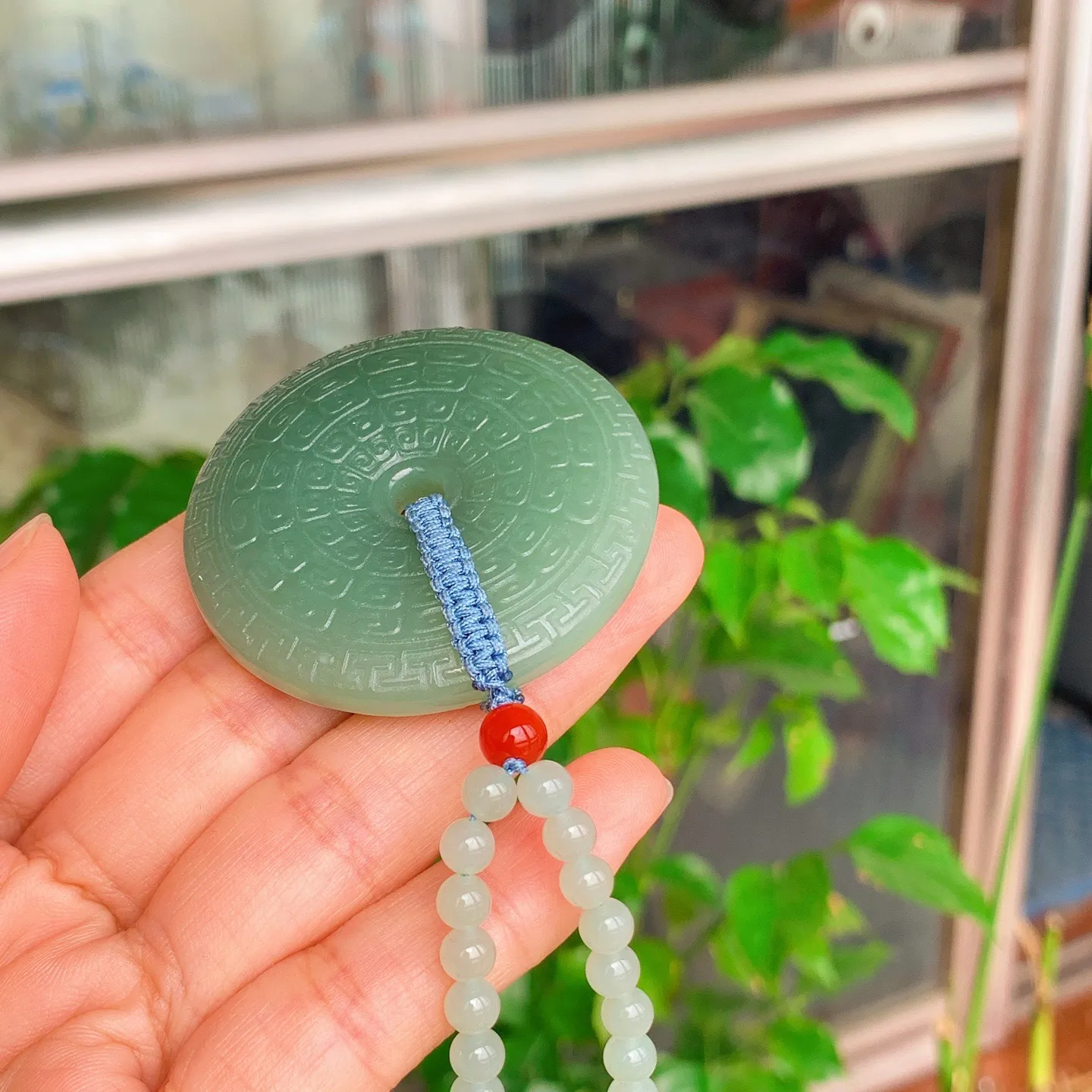 新疆和田玉且末蓝回纹平安扣挂件。尺寸49/9重65.4克。玉质细腻油润。手推出油。佩戴高端典雅。lt251112