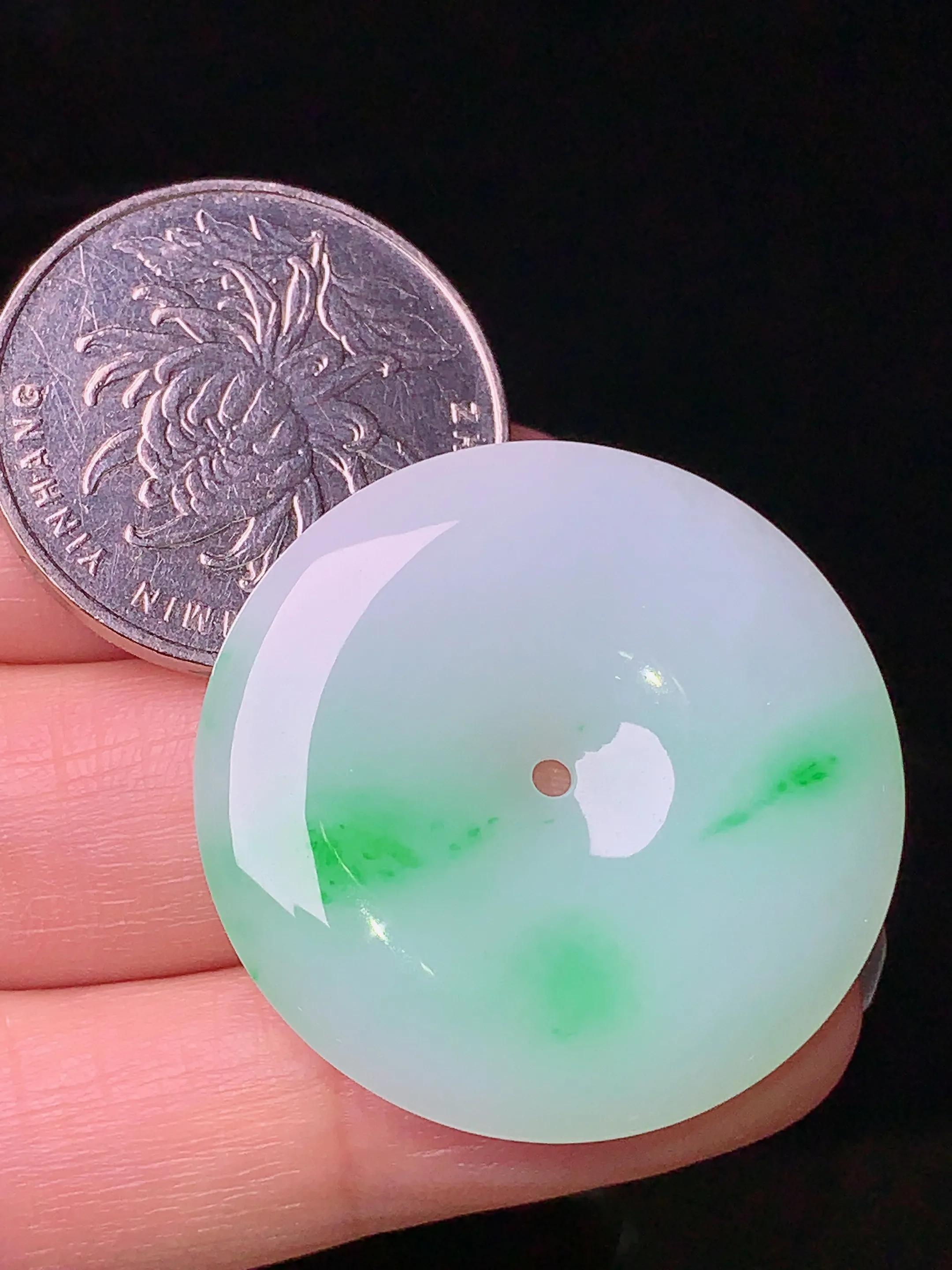 飘绿平安扣吊坠 玉质细腻 色泽清新艳丽 整体尺寸31.6*5