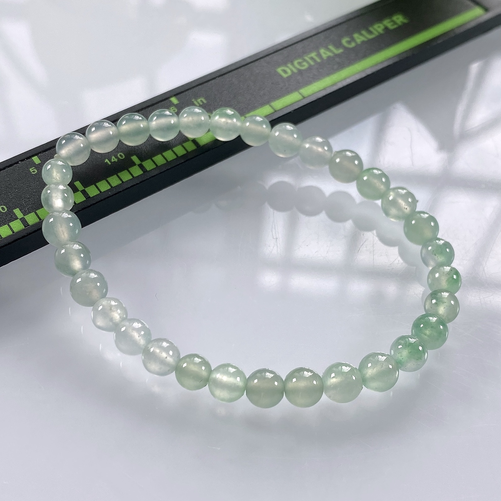 缅甸天然翡翠A货，卡5.2高冰种起光起胶圆珠手串手链，尺寸：5.2mm/32颗，重量：7.63g