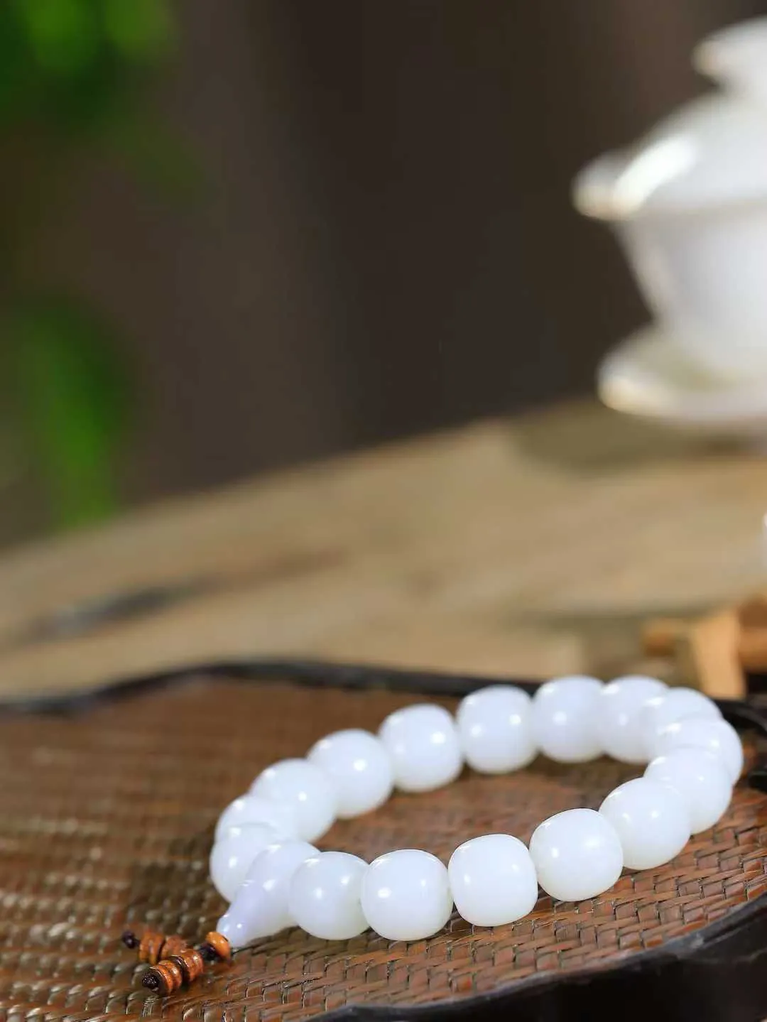 （老型珠.手串）

精品 和田玉白玉老型珠手串，也可做手持，玉质细腻油润 饱满光滑 质朴无华，悠远