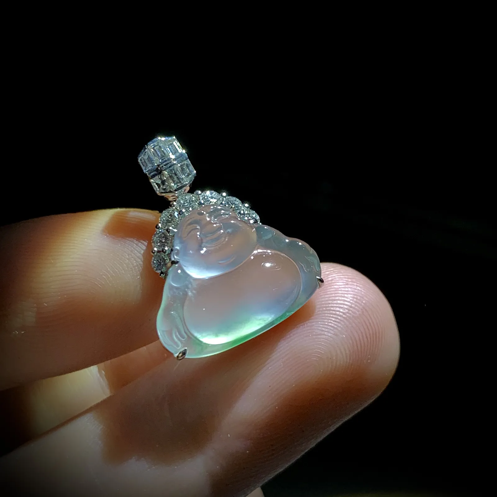 弥勒佛，裸石16.5-13-4.5mm，
整体21-16.5-6.5mm，
18K金，南非钻，