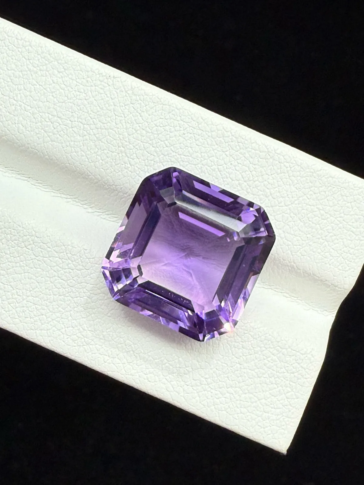 16.7ct天然紫水晶裸石，尺寸14.9*14.9*9.8mm，颜色美艳 ，晶体通透，火彩足