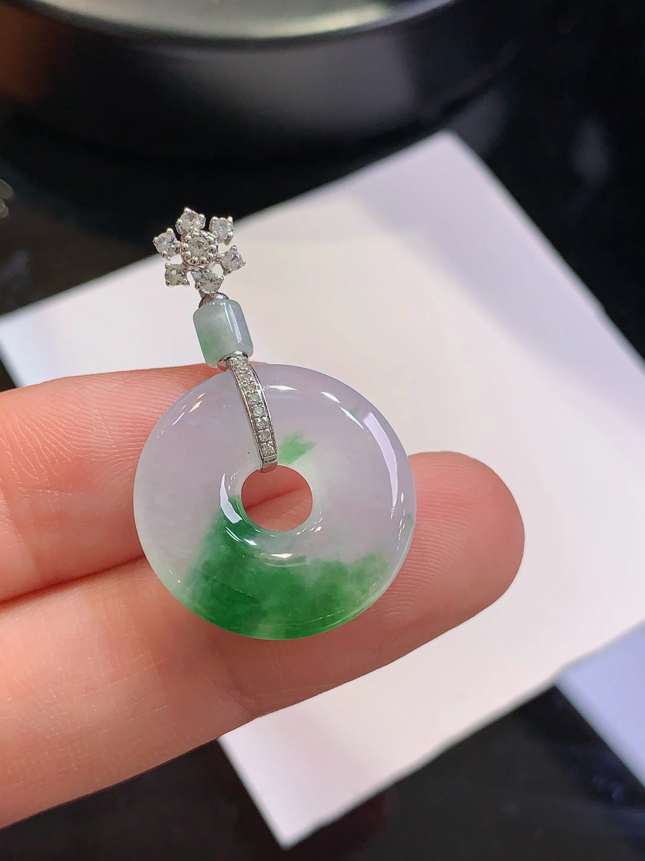 18k金钻镶嵌飘绿平安环吊坠 玉质细腻 色泽清新艳丽 整体尺寸31.3*19.3*3.8