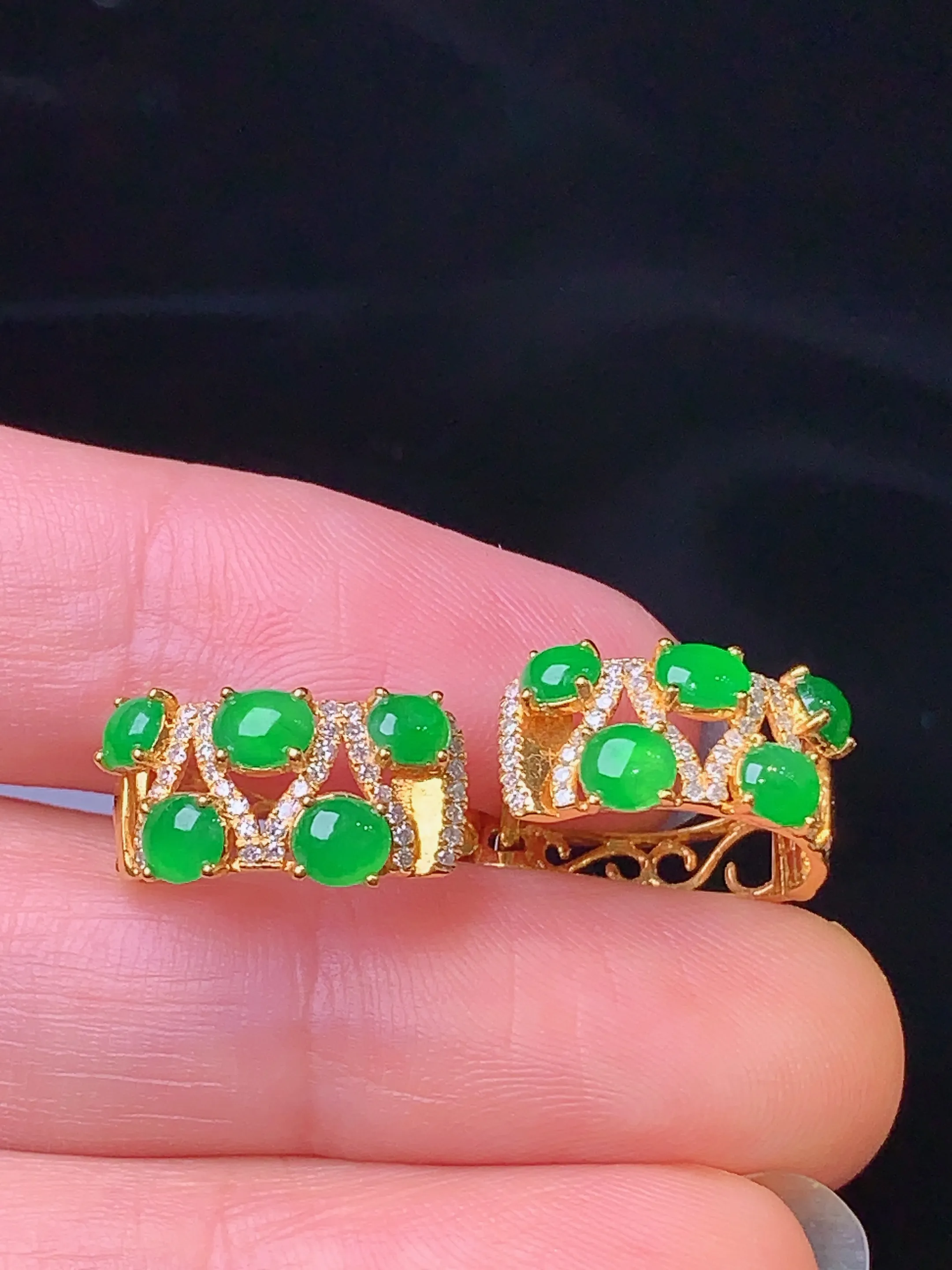 18k金钻镶嵌满绿蛋面耳钉 玉质细腻 色泽清新艳丽 裸石尺寸3.8*3.2*2