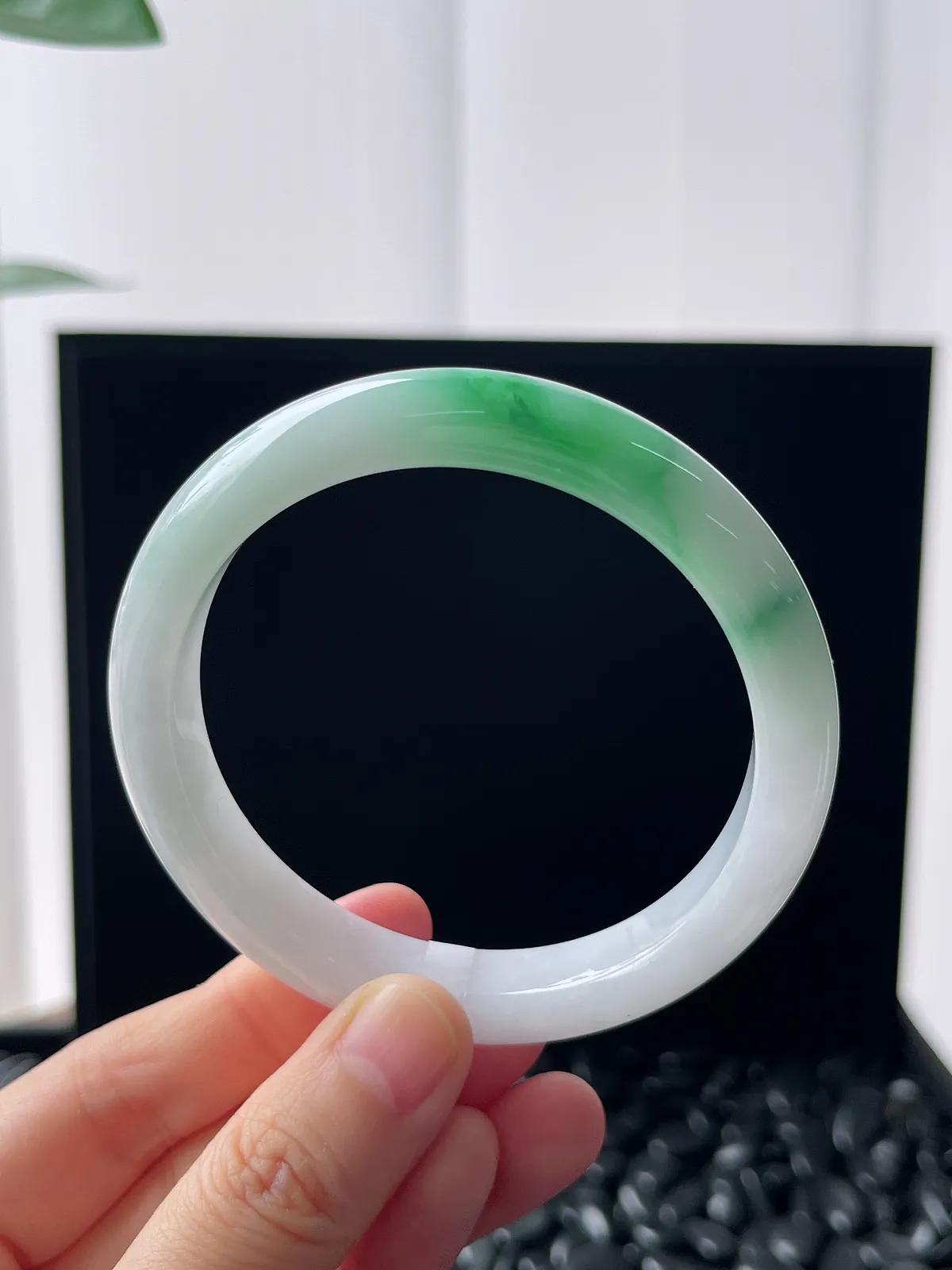 正圈57.5圈口，翡翠糯化种飘绿手镯，白底青